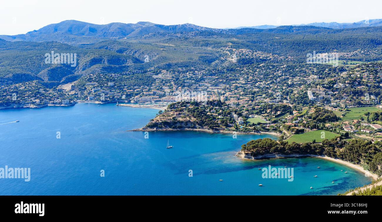 Côte méditerranéenne baignée de soleil avec vue panoramique sur la baie bleu turquoise de la ville de Cassis, ville portuaire méditerranéenne et paradis des vacances Banque D'Images