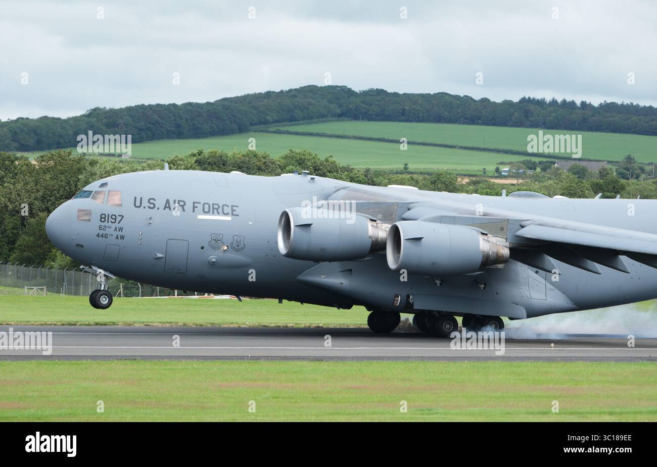 Aéroport de Prestwick, Ayrshire, Écosse, Royaume-Uni – mardi 22 juillet 2025 – Smokey touchdown – un avion cargo C-17 de l’US Air Force atterrit à Prestwick pour soutenir les préparatifs de l’arrivée du président Trump plus tard cette semaine. Cet avion est exploité par la 62 Air Mobility Wing basée à la base aérienne de Mchord dans l'État de Washington aux États-Unis. Photo Steven May / Alamy Live News Banque D'Images