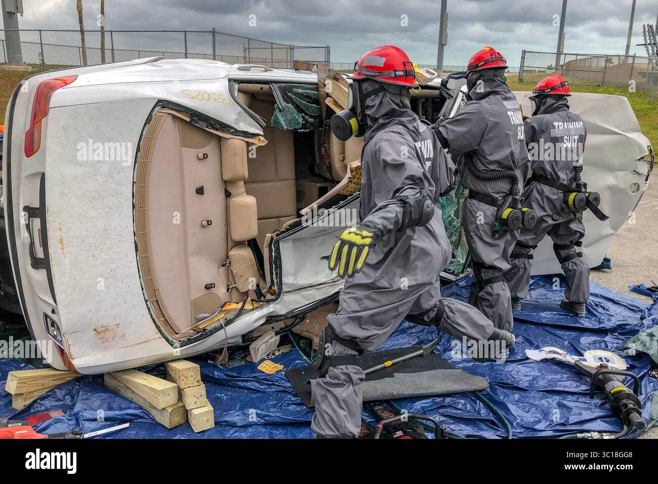 23 janvier 2019 - Homestead, Floride, États-Unis - des soldats de la réserve de l'Armée de terre avec la Task Force 76, élément d'intervention CBRN (CRE), tentent de briser un véhicule pour sauver des victimes fictives lors d'un exercice d'entraînement conjoint Jan. 25, 2019 à Homestead, Floride. La CRE est une entité multi-composantes du DoD qui intervient en cas d’accident/incident CBRN catastrophique, pour mener des tâches habilitantes de sauvetage et essentielles pour les opérations d’intervention CBRN à l’appui des autorités civiles aux États-Unis et dans les territoires américains afin de sauver des vies, minimiser les souffrances humaines et maintenir la confiance du public Banque D'Images