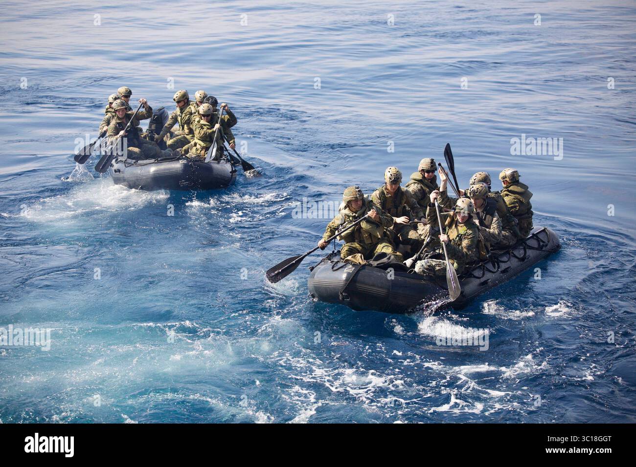 25 janvier 2019 - Camp Hansen, Okinawa, Japon - Marines avec Alpha Company, Bataillon Landing Team, 1er Bataillon, 4e Marines, les Marines de âChina pilotent un engin de combat en caoutchouc lors d'un raid simulé de bateau, mer des Philippines, 25 janvier 2019. Les Alpha Company Marines sont les spécialistes des raids de petits bateaux pour BLT 1/4, l'élément de combat au sol pour la 31e unité expéditionnaire des Marines. La 31e MEU, le Marine corps seulement déployé en continu vers l'avant en partenariat avec le Wasp Amphibious Ready Group, fournit une force flexible et létale prête à effectuer un large éventail d'opérations militaires comme le Pr Banque D'Images