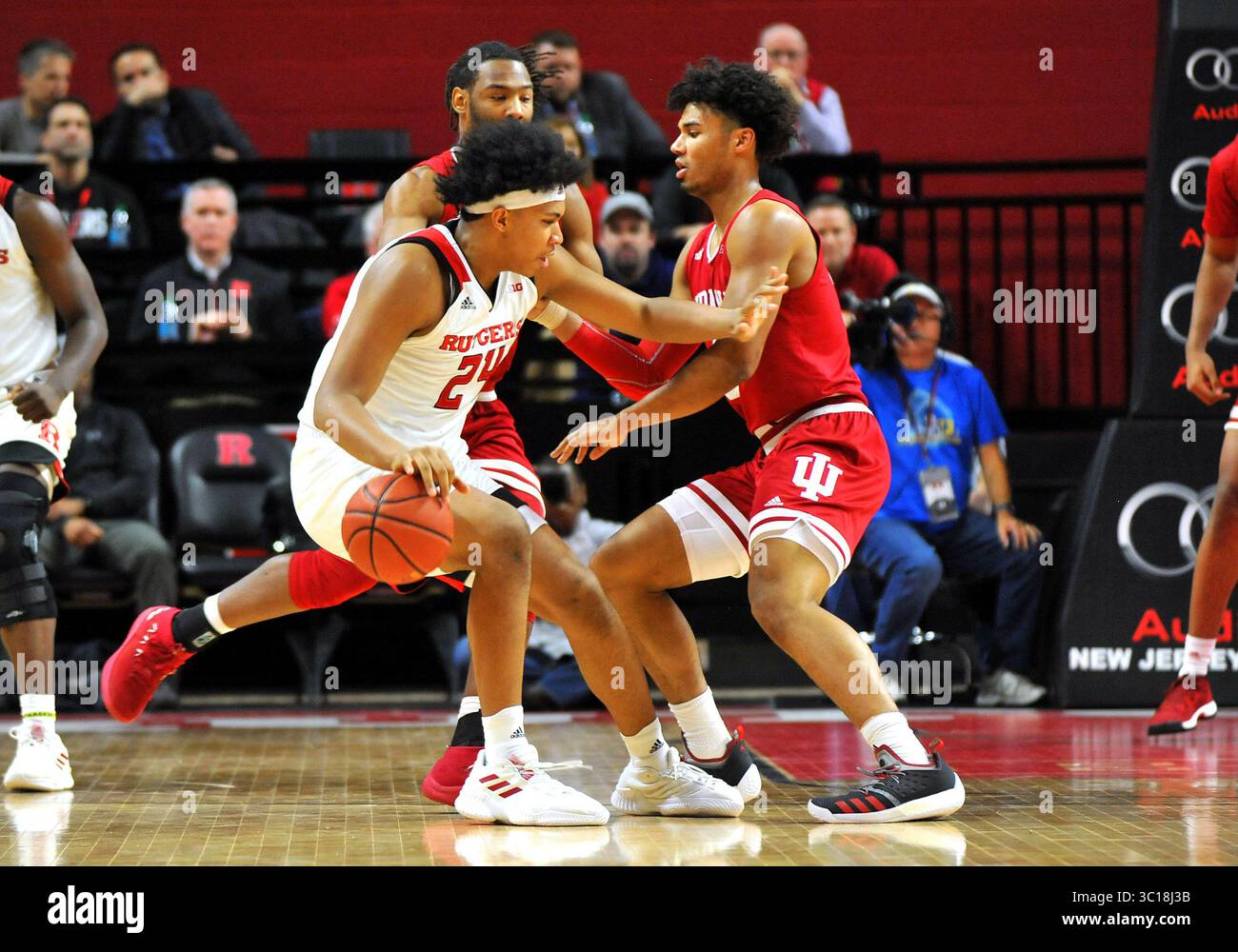 30 janvier 2019 - Piscataway, New Jersey, États-Unis - 30 janvier 2019 : l'attaquant RON HARPER JR de l'Université Rutgers. (24) prend le ballon à travers la voie que JUSTIN SMITH (3) défend pendant la deuxième mi-temps d'action. Rutgers a gagné 66-58. Le match a été joué au Louis Brown Athletic Center , Piscataway, NJ (crédit image : © Bennett Cohen/ZUMA Wire) Banque D'Images