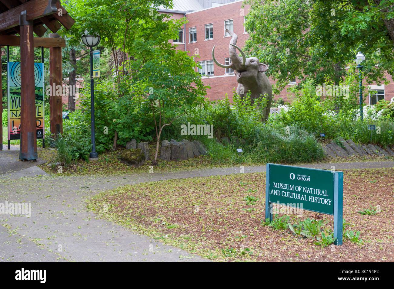 Eugene, OREGON, États-Unis, mai 29, 2025 : Musée d'histoire naturelle et culturelle sur le campus de l'Université de l'Oregon. Banque D'Images