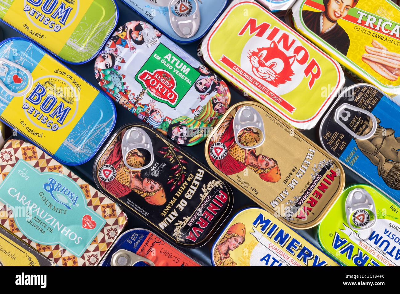 Plat coloré de boîtes de sardine de style vintage assorties avec des motifs d'emballage complexes, empilés dans un arrangement graphique vibrant pour l'édition Banque D'Images