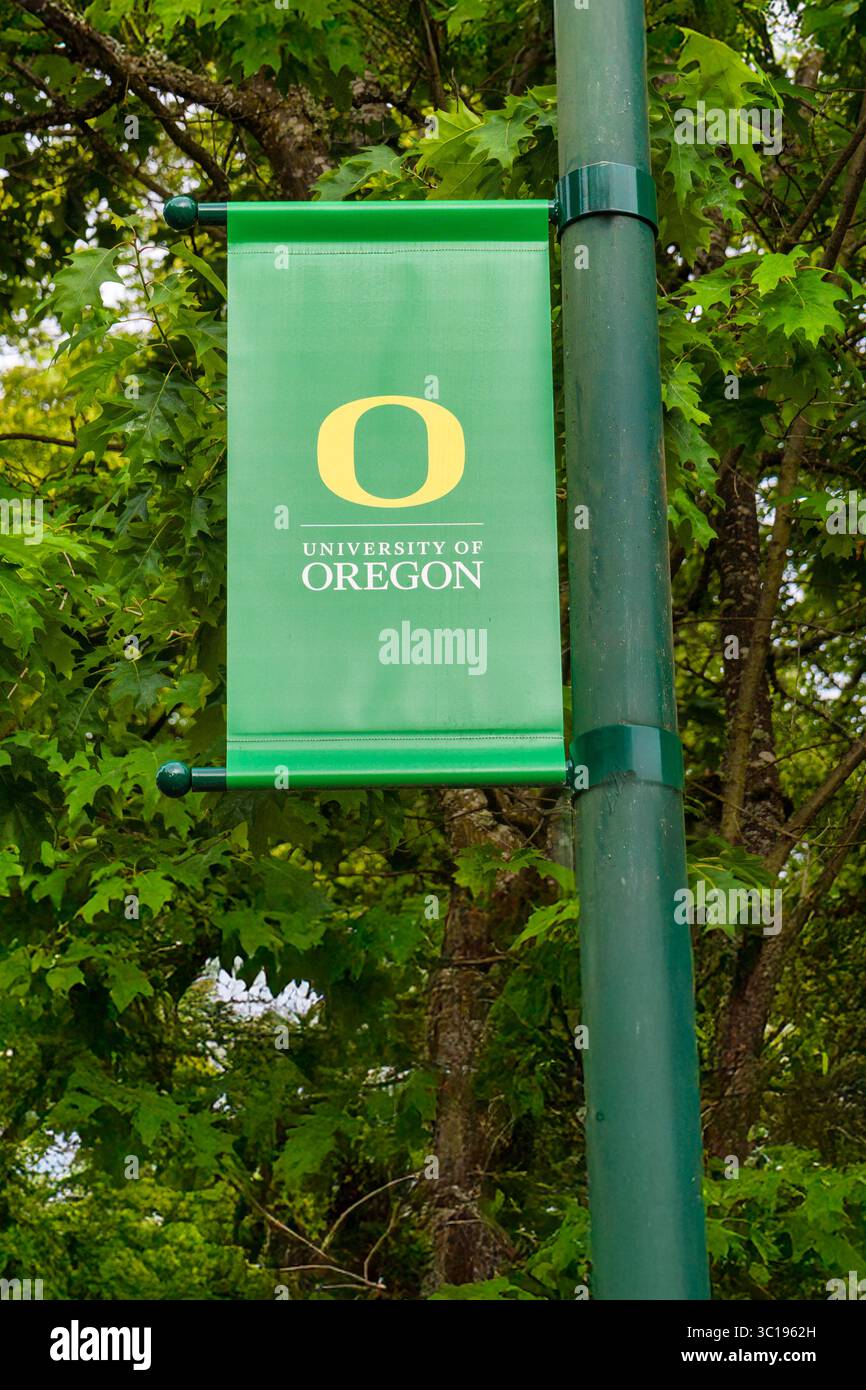 Eugene, OREGON, États-Unis, mai 29, 2025 : drapeau du campus sur le campus de l'Université de l'Oregon. Banque D'Images