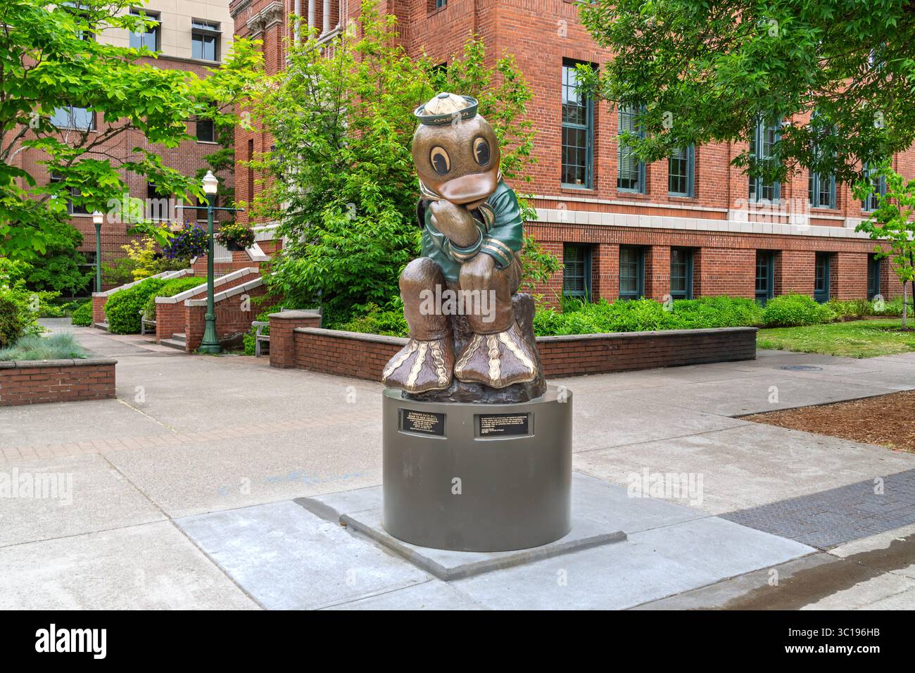 Eugene, OREGON, États-Unis, mai 29, 2025 : la statue de Thinker Duck sur le campus de l'Université de l'Oregon. Banque D'Images