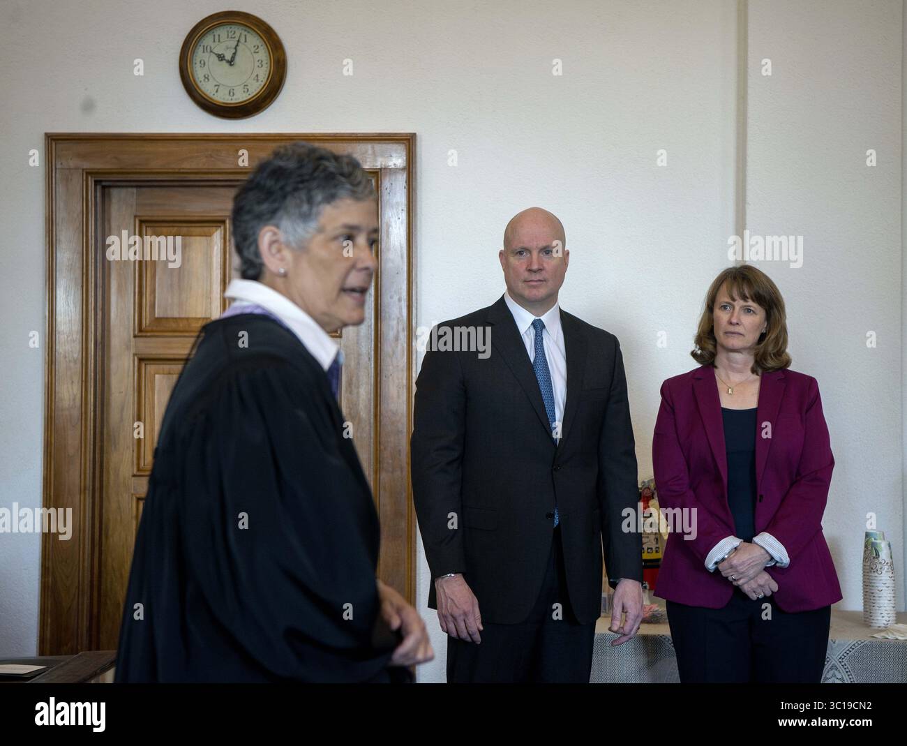 4 février 2019 - États-Unis - la juge en chef de la Cour suprême du Nouveau-Mexique Judith Nakamura, à gauche, présente les deux nouveaux juges, le juge David Thomson et la juge Shannon Bacon, au début de leur cérémonie de prestation de serment à Santa Fe, le lundi 4 février 2019. Le juge Bacon prend le siège laissé par le juge à la retraite Charles Daniels et le juge Thomson prend le siège laissé par le juge à la retraite Petra Maes. (Crédit image : © Eddie Moore/Albuquerque Journal via ZUMA Wire) Banque D'Images