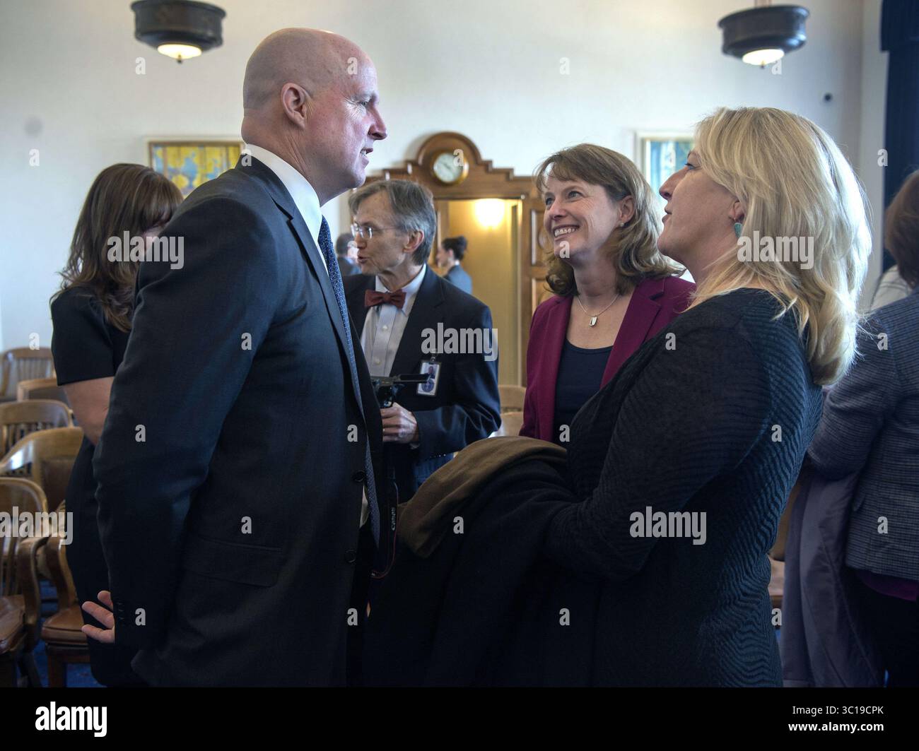 4 février 2019 - États-Unis - de gauche à droite, le juge David Thomson et la juge Shannon Bacon discutent avec la sœur de Thomson, Anne Alexander, après leur cérémonie de prestation de serment à l'édifice de la Cour suprême à Santa Fe, le lundi 4 février 2019. Le juge Bacon prend le siège laissé par le juge à la retraite Charles Daniels et le juge Thomson prend le siège laissé par le juge à la retraite Petra Maes. (Crédit image : © Eddie Moore/Albuquerque Journal via ZUMA Wire) Banque D'Images