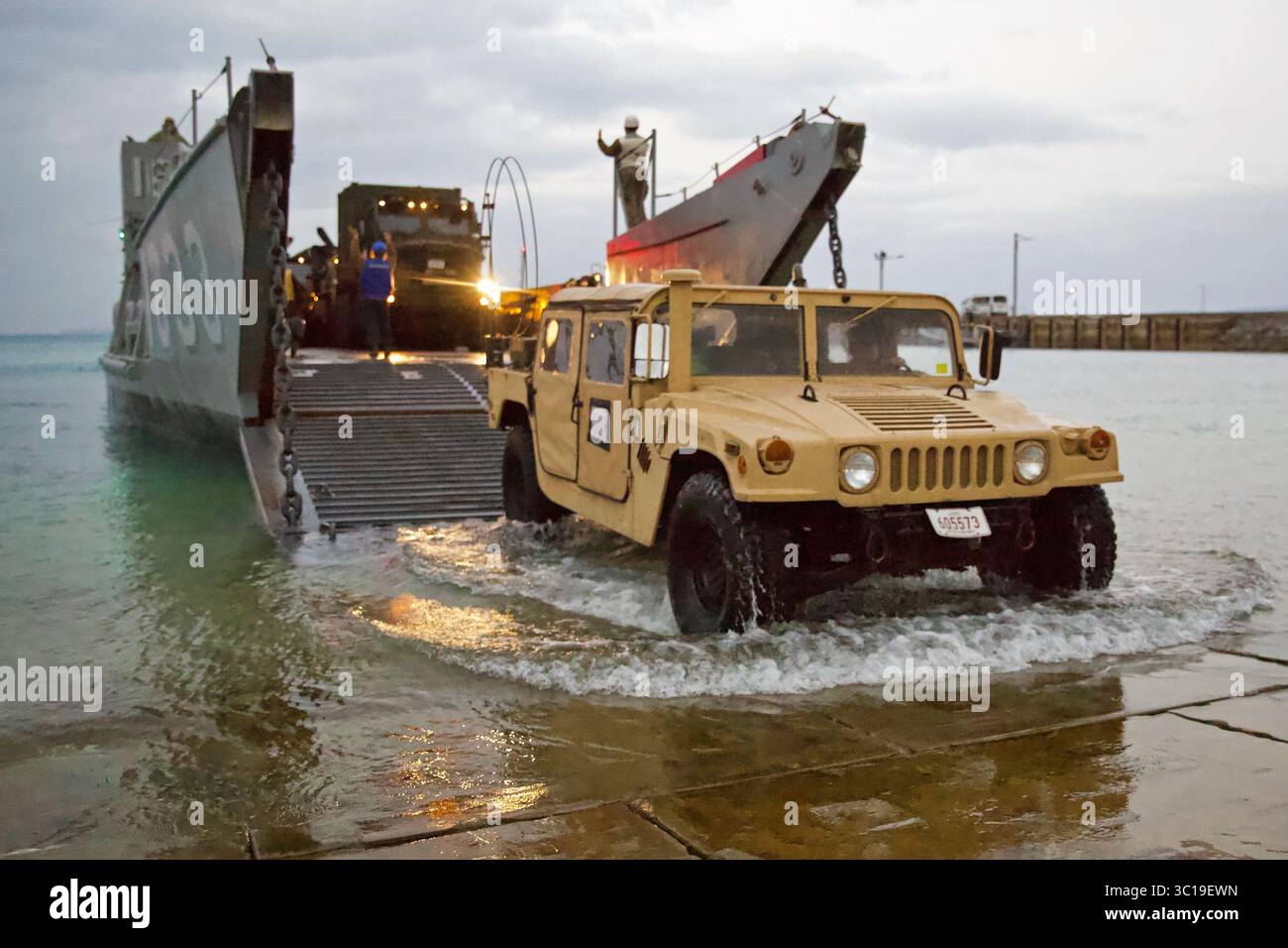 Le 1er février 2019 - Camp Hansen, Okinawa, Japon - le Cpl. Hector Guereca, un opérateur de transport motorisé du bataillon de logistique de combat 31, conduit un Humvee d'une embarcation de débarquement au cours d'une mission simulée d'aide humanitaire et de secours en cas de catastrophe à White Beach Naval Facility, à Okinawa, au Japon, le 1er février 2019. Guereca, originaire de San Antonio, est diplômée de la Marshall High School en juin 2017. Le CLB-31 assure la sécurité, la logistique, le transport et le soutien HADR à titre d'élément logistique de combat pour la 31e unité expéditionnaire des Marines. Le 31e MEU, le corps des Marines a seulement déployé en continu MEU PA Banque D'Images
