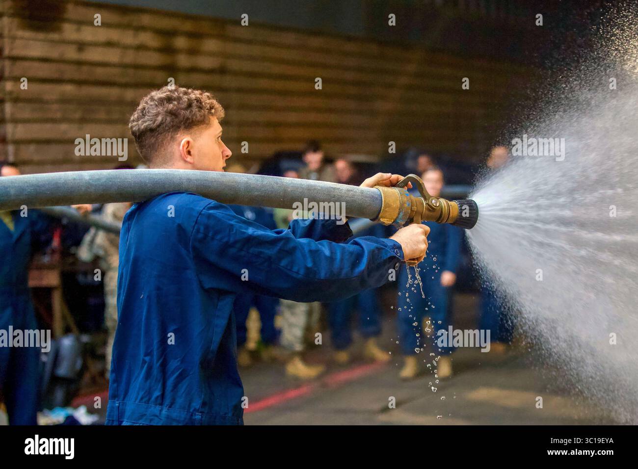 Le 31 janvier 2019 - Camp Hansen, Okinawa, Japon - Un opérateur de transport motorisé des Marines du bataillon de logistique de combat 31 rince l'eau salée corrosive des véhicules à bord du navire de débarquement USS Ashland (LSD 48), Philippine Sea, janvier 31, 2019. Le CLB-31 assure la sécurité, la logistique, le transport et le soutien HADR à titre d'élément logistique de combat pour la 31e unité expéditionnaire des Marines. La 31e MEU, la Marine Corpsâ€™ uniquement déployée en continu en partenariat avec le Wasp Amphibious Ready Group, fournit une force flexible et létale prête à effectuer un large éventail d’opérations militaires Banque D'Images