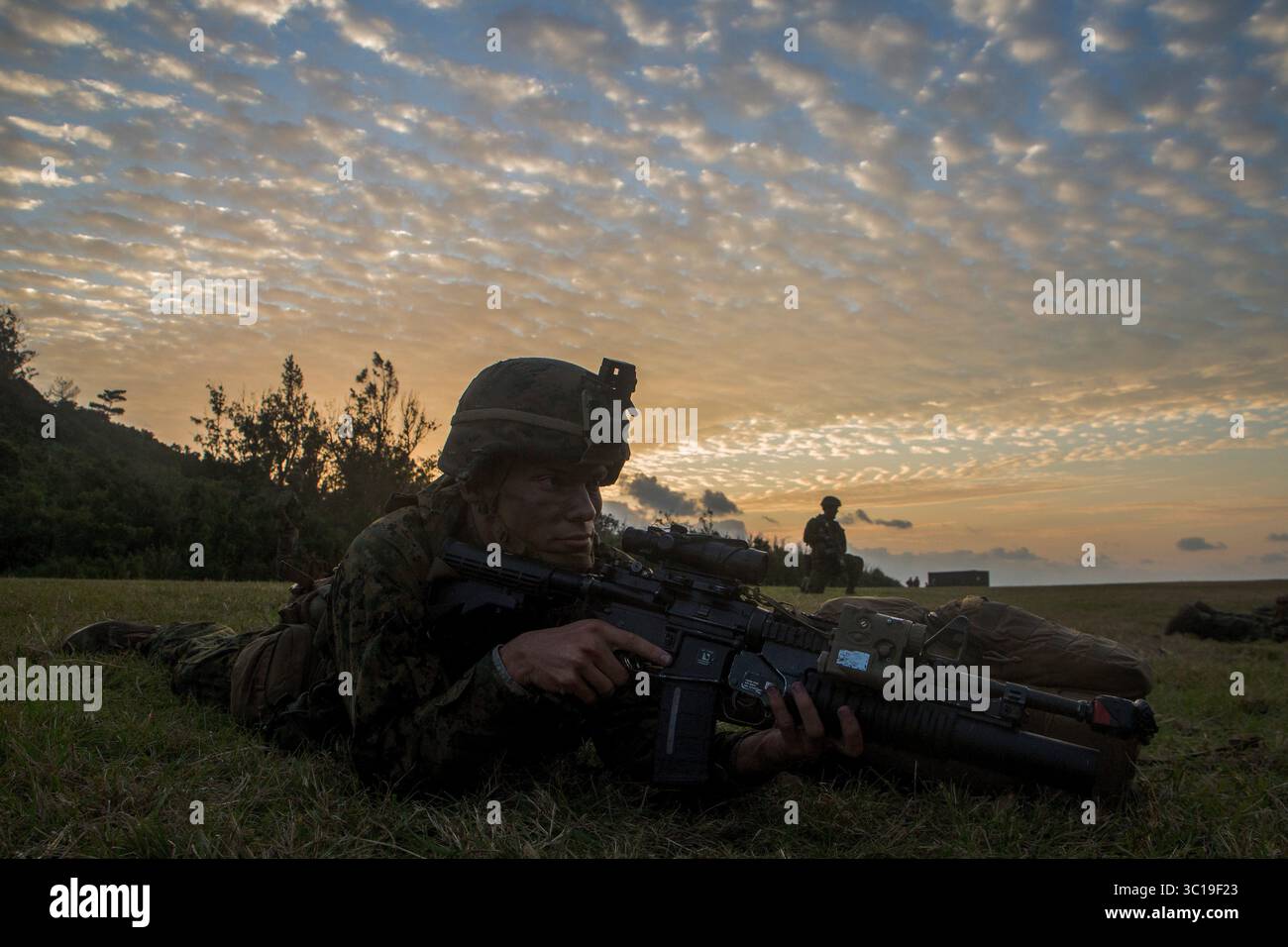 Le 3 février 2019 - en mer - le Cpl Benjamin Ply, un fusilier de la Compagnie Alpha, équipe de débarquement du bataillon, 1er bataillon, 4e Marines, poste la sécurité lors d'un raid simulé de petits bateaux sur la plage de Kin Blue, à Okinawa, au Japon, le 3 février 2019. Ply, originaire de Dayton, Nevada, est diplômé de Dayton High School en mai 2015 avant de s'enrôler de RS Sacramento en mars de la même année. Alpha Company est la compagnie de raid de petits bateaux avec BLT 1/4, l'élément de combat au sol pour la 31e unité expéditionnaire des Marines. La 31e MEU, le Marine corps, ne déploie en continu que des MEU avancées en partenariat avec le Wasp Amphib Banque D'Images
