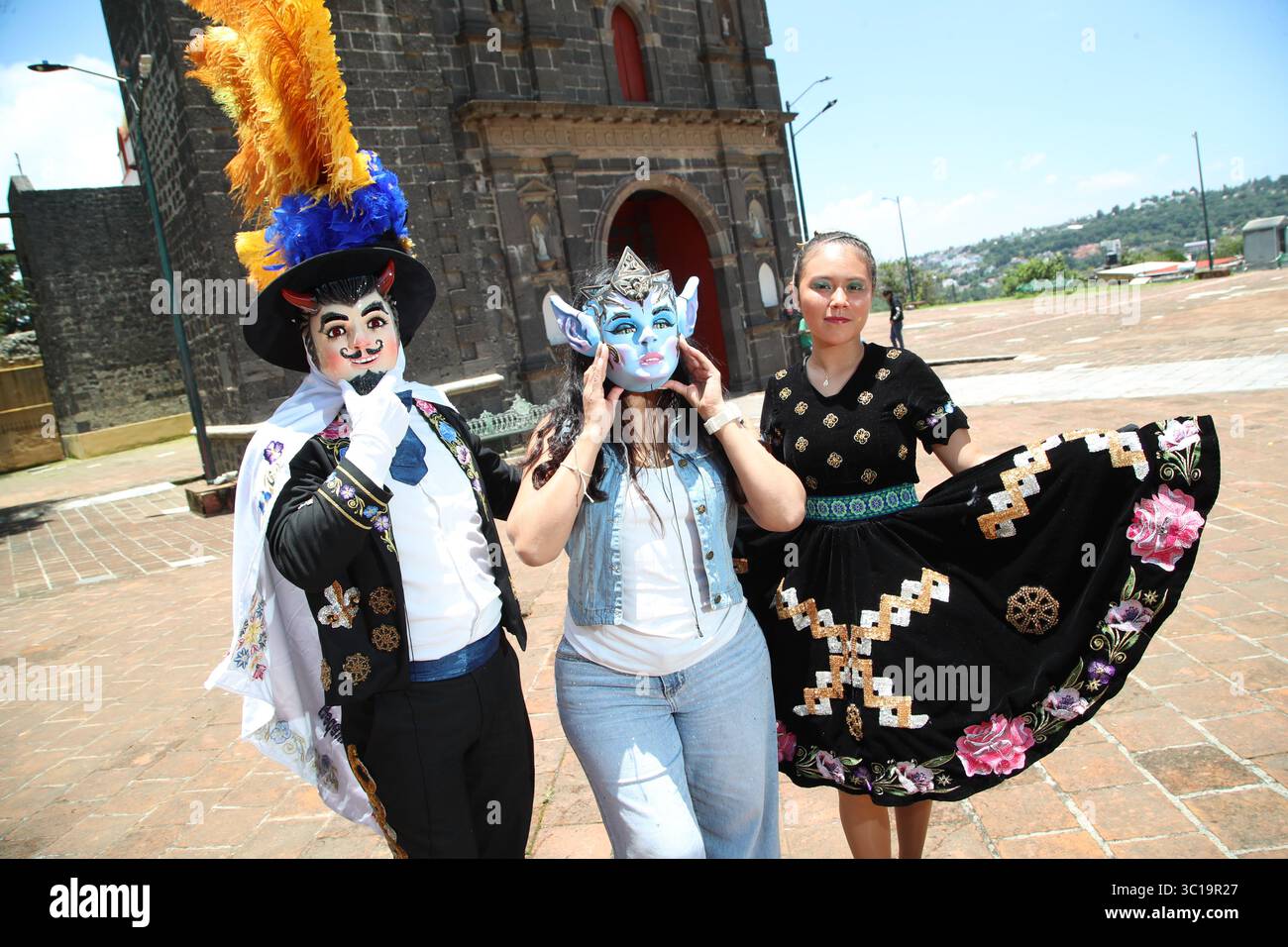 Tlaxcala, Mexique. 13 juillet 2025. L’artisan Elsy Padilla, originaire de Tizatlán, avec plus de 30 ans d’expérience dans la fabrication de masques en bois, montre ses masques portés par des personnes qui participent au Carnaval de Tlaxcala. Le 13 juillet 2025 à Tlaxcala, Mexique. (Photo par Essene Hernandez / Eyepix Group / Sipa USA) crédit : Sipa USA / Alamy Live News Banque D'Images