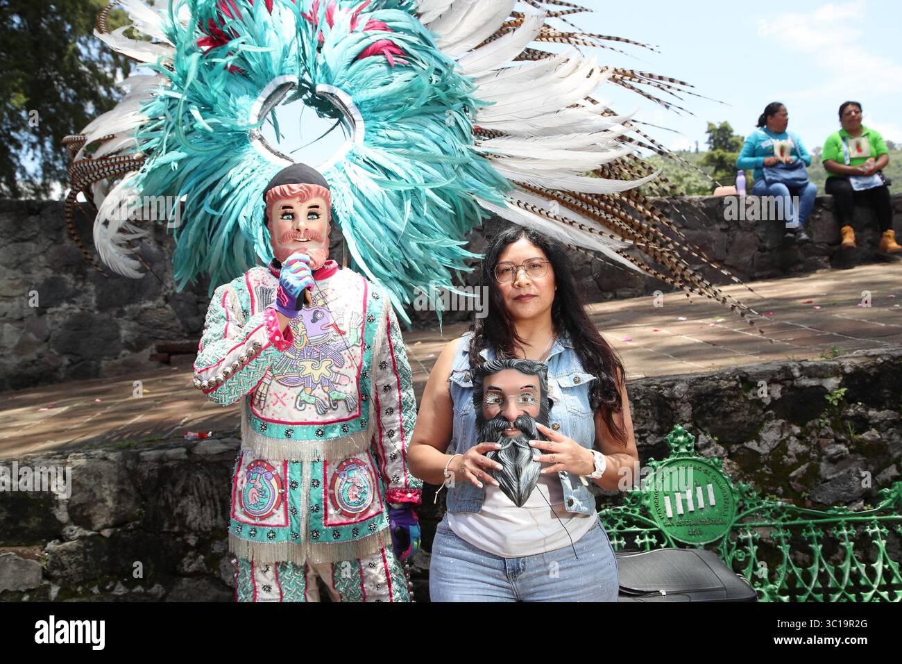 Tlaxcala, Mexique. 13 juillet 2025. L’artisan Elsy Padilla, originaire de Tizatlán, avec plus de 30 ans d’expérience dans la fabrication de masques en bois, montre ses masques portés par des personnes qui participent au Carnaval de Tlaxcala. Le 13 juillet 2025 à Tlaxcala, Mexique. (Photo par Essene Hernandez / Eyepix Group / Sipa USA) crédit : Sipa USA / Alamy Live News Banque D'Images