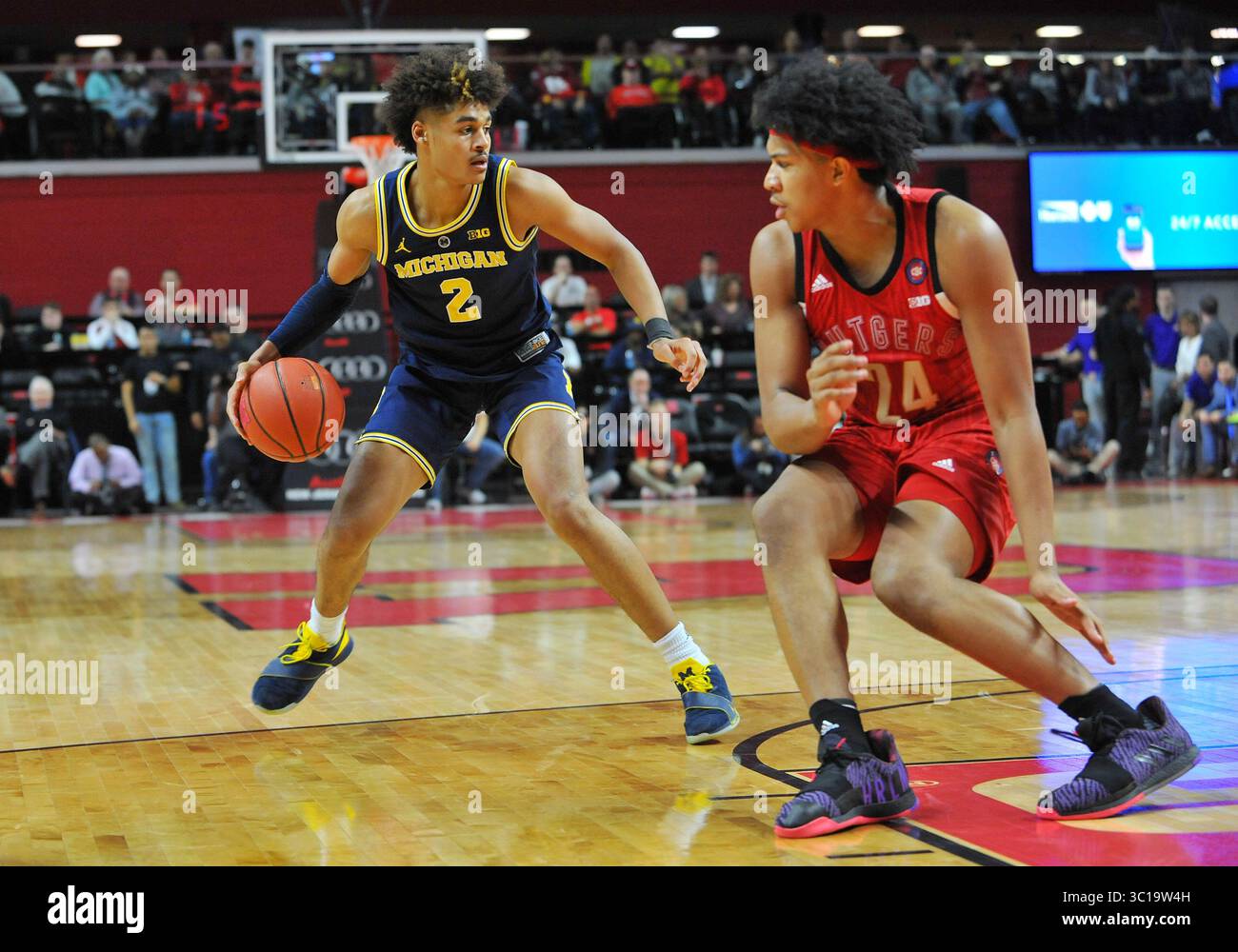 5 février 2019 - Piscataway, New Jersey, États-Unis - 05 février 2019 : JORDAN POOLE (2), garde de l'Université du Michigan, cherche à rouler sur la voie devant RON HARPER JR. (24) au cours du premier semestre d'action . Le Michigan a gagné 77-65. Le match a été joué au Louis Brown Athletic Center , Piscataway, NJ (crédit image : © Bennett Cohen/ZUMA Wire) Banque D'Images