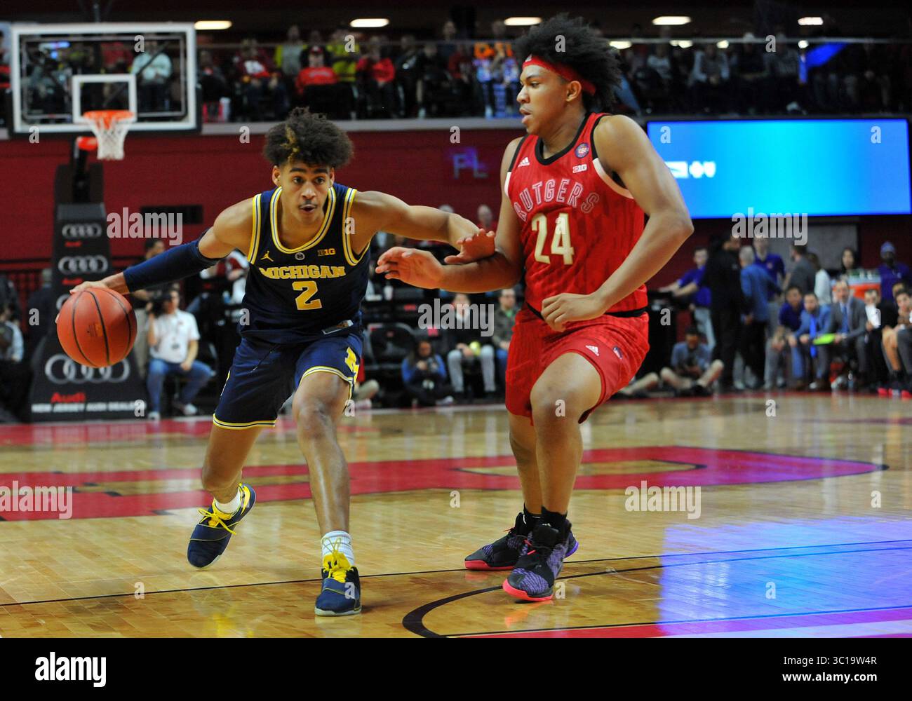 5 février 2019 - Piscataway, New Jersey, États-Unis - 05 février 2019 : JORDAN POOLE (2), gardien de l'Université du Michigan, descend la voie devant RON HARPER JR. (24) au cours du premier semestre d'action . Le Michigan a gagné 77-65. Le match a été joué au Louis Brown Athletic Center , Piscataway, NJ (crédit image : © Bennett Cohen/ZUMA Wire) Banque D'Images