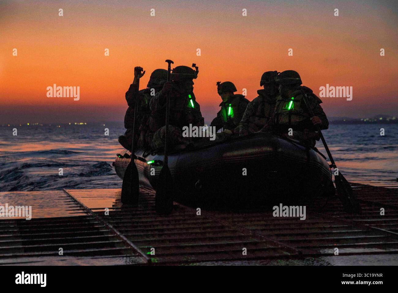 2 février 2019 - en mer - Marines avec Alpha Company, Battalion Landing Team, 1er Bataillon, 4e Marines, se préparent à lancer un engin de combat en caoutchouc de raiding depuis le pont du puits à bord du navire de débarquement USS Ashland (LSD 48), en mer des Philippines, 2 février 2019. Alpha Company est la compagnie de raid de petits bateaux avec BLT 1/4, l'élément de combat au sol pour la 31e unité expéditionnaire des Marines. La 31e MEU, le Marine corps seulement déployé en continu vers l'avant en partenariat avec le Wasp Amphibious Ready Group, fournit une force flexible et létale prête à effectuer un large éventail d'opérations militaires en tant que PRE Banque D'Images