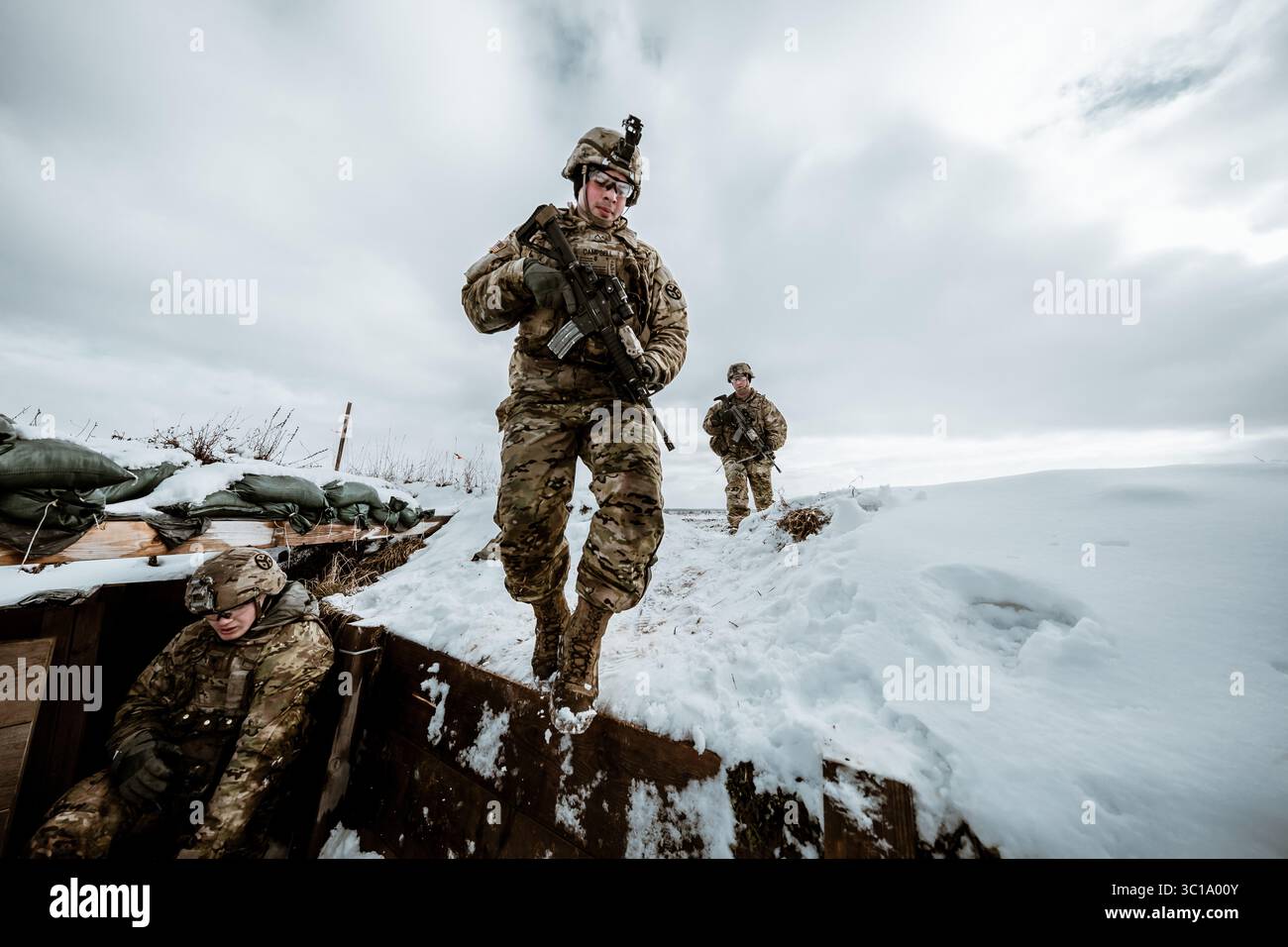 6 février 2019 - Pologne - le groupement tactique Pologne lance l'opération Raider Thunder, un exercice de tir réel au niveau de l'équipe de la compagnie (CALFEX) qui comprend un mouvement au niveau du peloton pour entrer en contact avec le tir à blanc et le tir réel. Le groupement tactique de présence avancée renforcée de l'OTAN Pologne était composé de soldats américains, britanniques, croates et roumains qui servent avec la 15e Brigade mécanisée polonaise comme force de défense et de dissuasion dans le nord-est de la Pologne. L'exercice fait partie des objectifs de l'OTAN visant à démontrer l'interopérabilité des Allianceâ et à aider chaque pays participant à maintenir l'état de préparation de ses forces. (Crédit image : © Sgt. Ar Banque D'Images