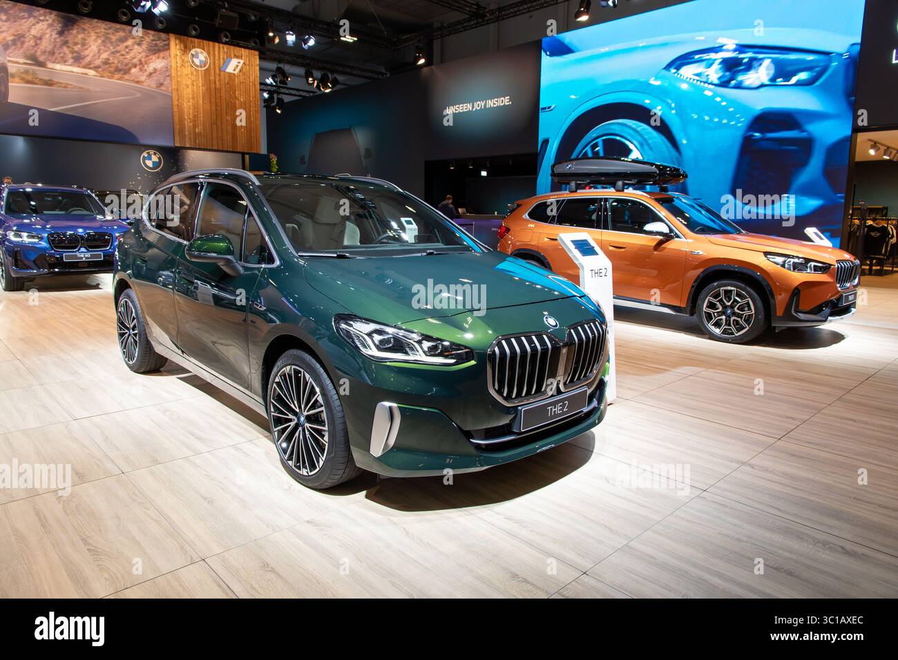 BMW 225E xDrive Active Tourer (coupé série 2) présentée au salon européen de l'automobile de Bruxelles. Bruxelles, Belgique - 13 janvier 2023. Banque D'Images