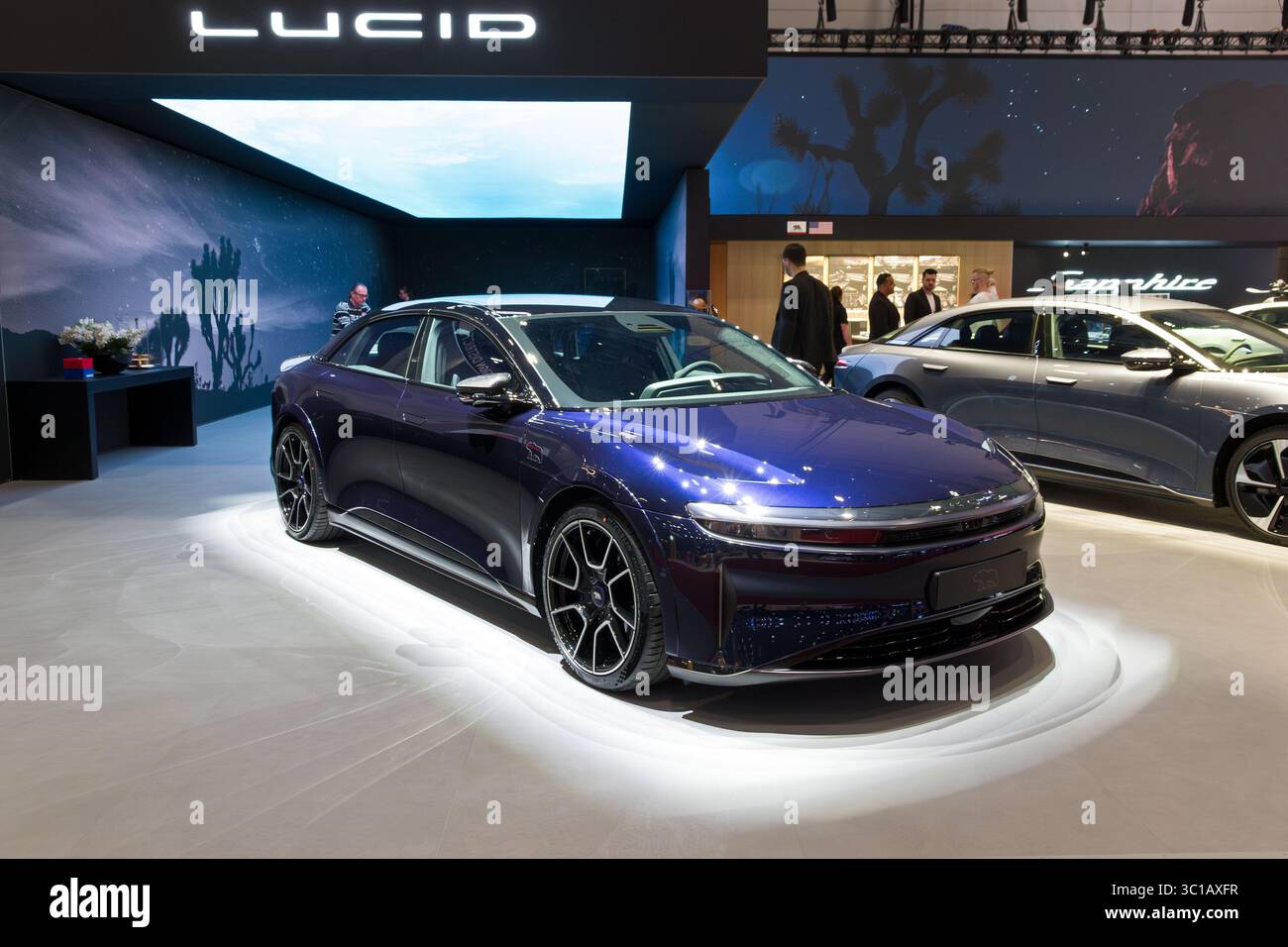Berline électrique de luxe Lucid Air avec un design extérieur moderne et épuré. Genève, Suisse - 26 février 2024. Banque D'Images