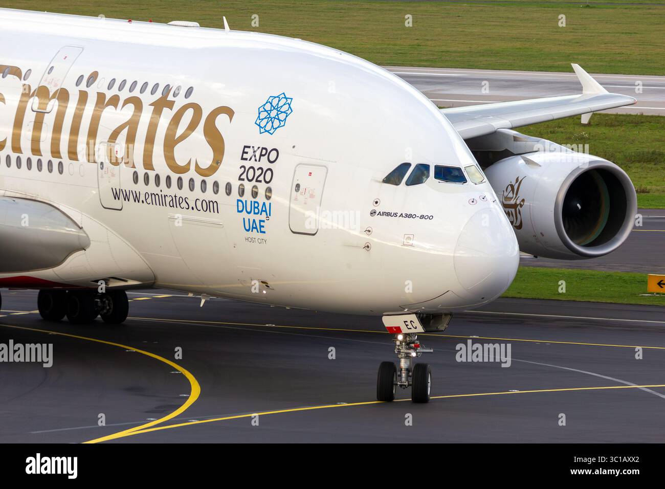 Airbus A380 d'Emirates Airlines circulant vers la porte d'embarquement après avoir atterri à l'aéroport de Düsseldorf, capturant l'ampleur et les opérations de in Banque D'Images