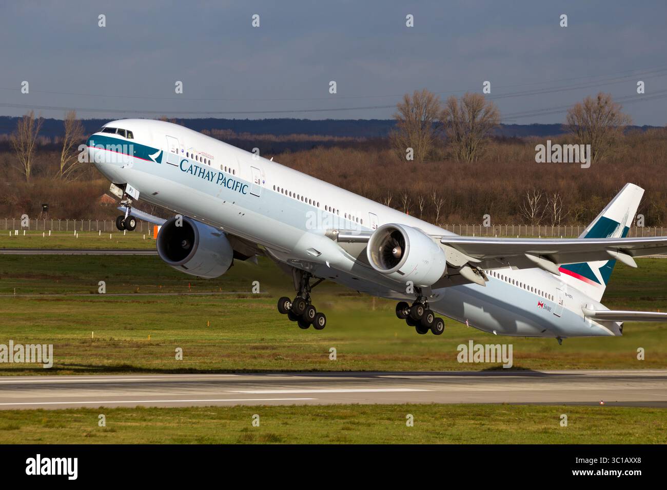 Cathay Pacific Boeing 777 décollant de l'aéroport de Düsseldorf, présentant l'aviation commerciale et le transport aérien international. Dusseldorf, Banque D'Images