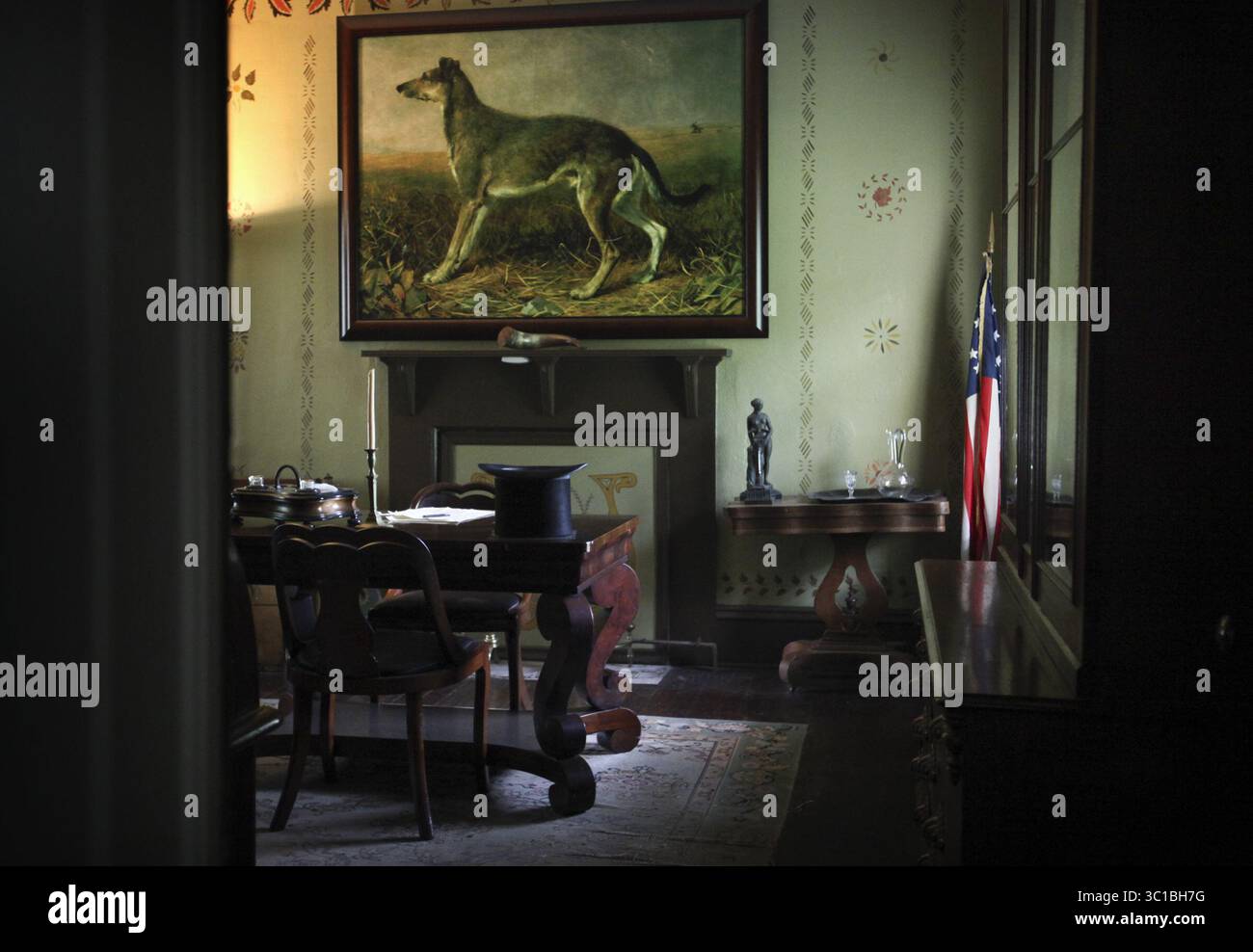 15 juillet 2012 - Mendota, MN, États-Unis - La maison d'Henry Hastings Sibley à Mendota ressemble beaucoup comme il l'a fait pendant sa période en tant que premier gouverneur du Minnesota en 1858. Auparavant, Sibley est un important agent de commerce des fourrures et, plus tard, partenaire de l'American Fur Company à Mendota. Plus tard dans sa vie à onglets Sibley est pour étouffer le soulèvement du Dakota 1862 après avoir été nommé colonel de la milice d'état. ''Je ne prend aucune mesure rétrograde jusqu'à ce que j'ai obtenu peu de Crow et sa bande d'assassins,'' Sibley, écrit dans son journal. Ici, le bureau du Minnesota est le premier gouverneur, avec une reproduction de son oi Banque D'Images