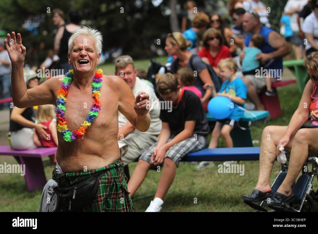 23 août 2012 - Minneapolis, États-Unis - Duane Opitz de Golden Valley a apprécié la musique près des jardins de bière le jour de l'ouverture à la foire de l'État du Minnesota à nouveaux Paul, Minnesota jeudi 23 août 2012 / STAR TRIBUNE.COM) (image crédit : Jerry Holt/Minneapolis Star Tribune/TNS via ZUMA Wire) Banque D'Images