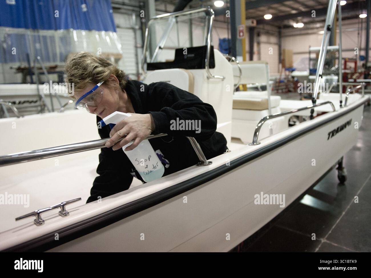 10 janvier 2012 - Little Falls, Minnesota, États-Unis - Penny Hoheisel a effectué le nettoyage final sur une Triumph. L'usine de Larson Boats à Little Falls a fermé ses portes il y a près de deux ans, quand elle et d'autres activités de fabrication de bateaux appartenant à Irwin Jacobs ont fait faillite. Jacobs et un associé ont plus tard acheté Larson à la suite de la procédure de faillite et fabriquent maintenant Triumph, striper ainsi que Larson Boats à Little Falls, où le complexe de fabrication comprend une nouvelle usine pour construire des Triumph Boats qui étaient autrefois fabriqués en Caroline du Nord. Au cours de la dernière année, la société a ajouté 22 nouveaux modèles et 100 nouveaux concessionnaires à son réseau Banque D'Images
