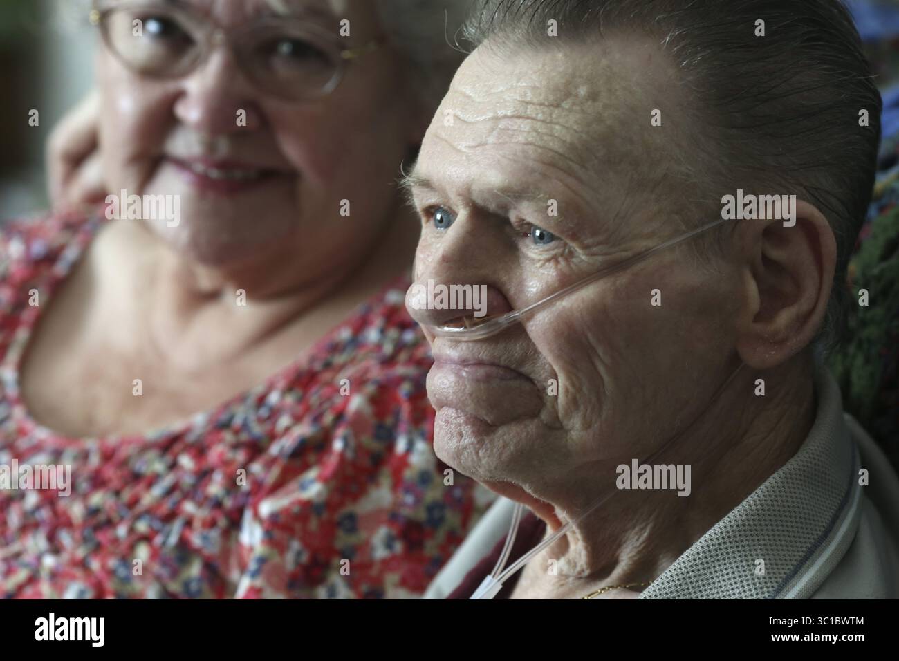 27 juin 2012 - Rosemount, MN, États-Unis - Don Rust, 74 ans, et son épouse Sharon se sont assis sur leur canapé se tenant la main dans leur maison à Rosemount, min., le mercredi 27 juin 2012. Le couple, marié 49 ans, a 20 ordonnances différentes qu'il faut remplir et avec l'Affordable Care Act leurs prix de médicaments de marque sont à moitié prix... (/STAR TRIBUNE) (crédit image : Kyndell Harkness/Minneapolis Star Tribune/TNS via ZUMA Wire) Banque D'Images