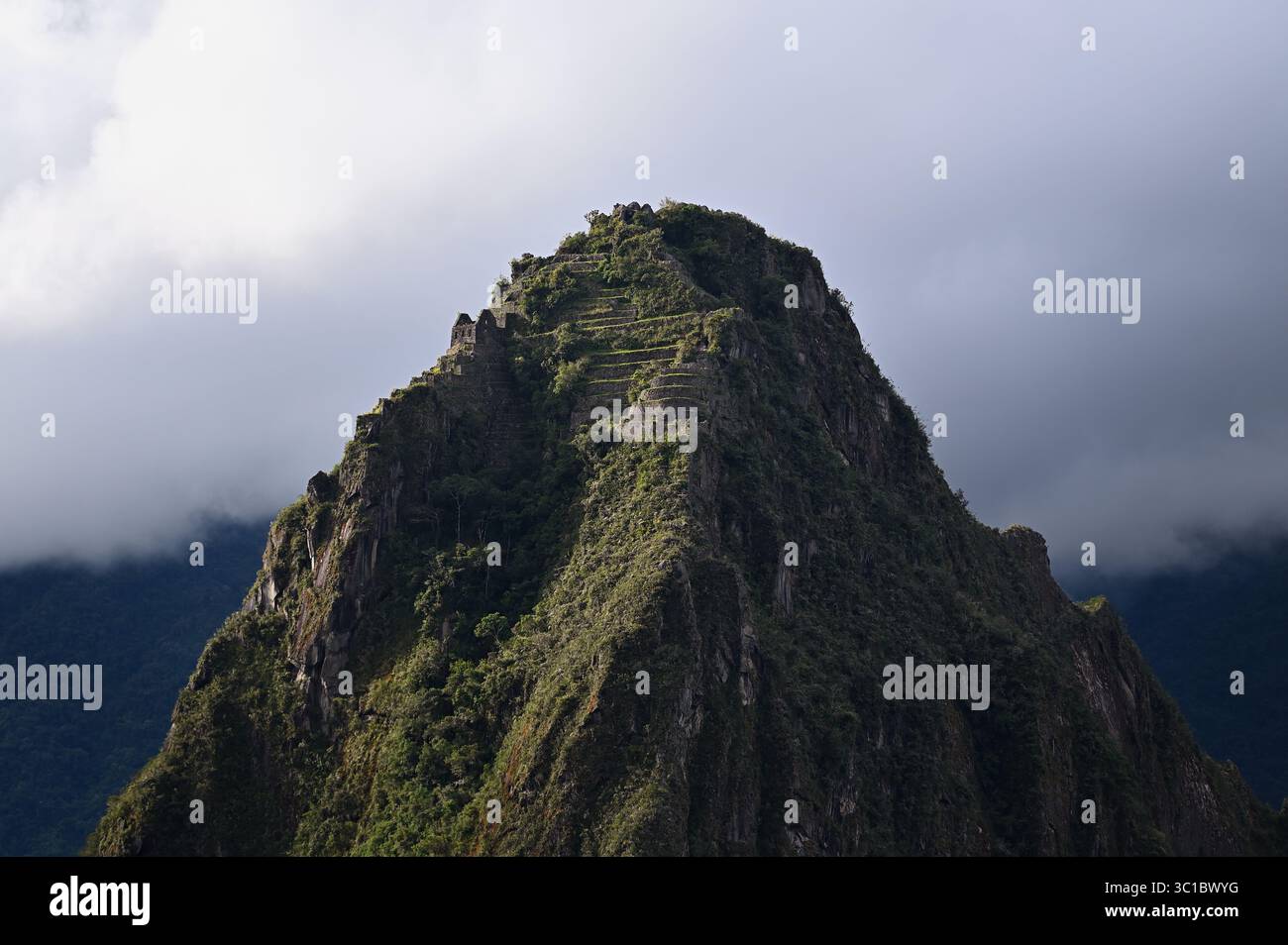 Ruines inca au sommet de la montagne Huayna Picchu dans le Machu Picchu. Cusco, Pérou Banque D'Images
