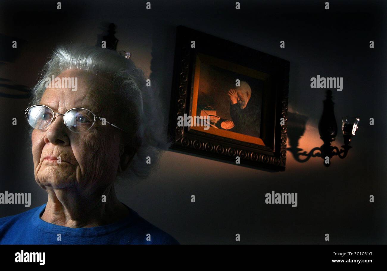 Farmington/December18, 2008/10 :30 AM Telsche Paulson, quatre-vingt-six ans, a été escroquée hors de la maison dans laquelle elle avait vécu pendant cinquante ans par un couple maintenant divorcé qui avait promis de le sauver de la forclusion. (Crédit image : Jim Gehrz/Minneapolis Star Tribune/TNS via ZUMA Wire) Banque D'Images
