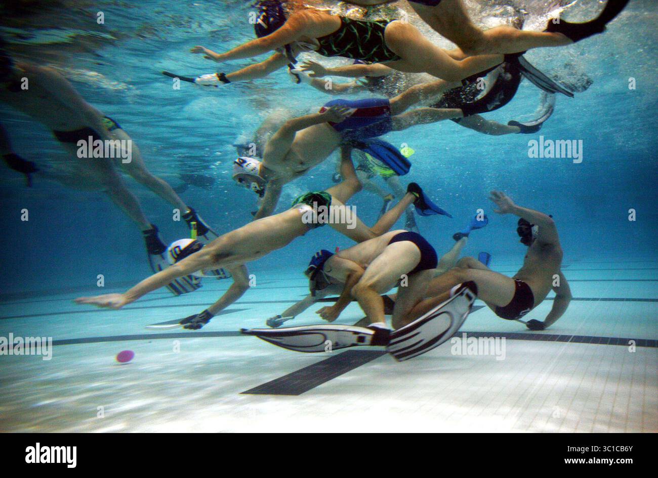 6 juillet 2007 - Minneapolis, MN, États-Unis - équipe de hockey sous-marin les six packs Cincinnati et l'équipe Texas se sont empilés pour prendre possession de la rondelle rose lors de la première journée du Championnat national de hockey sous-marin vendredi au Centre aquatique de l'Université du Minnesota. Cincinnati portait des casquettes noires et Texas des casquettes blanches. Cincinnati a gagné 5-0. La photo a été prise depuis une fenêtre d'observation sous-marine. (Crédit image : Renee Jones Schneider/Minneapolis Star Tribune/TNS via ZUMA Wire) Banque D'Images