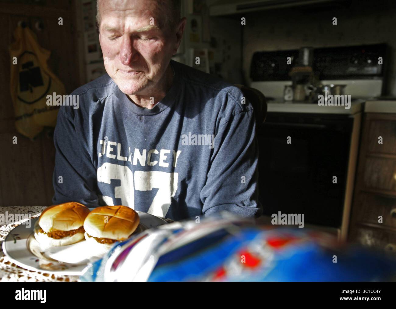10 avril 2014 - rural Montgomery, MN - Minnesota, États-Unis - dans la campagne Montgomery, Greg Thomas restaure une chapelle comme un acte de dévotion pour Dieu lui permettant de battre un cancer de stade 4 inopérable. Il rend grâce pour le souper. Pendant plus de quatre ans, il a dû manger à travers une sonde d'alimentation à cause de son annuleur.richard.tsong-taatarii/ (crédit image : Richard Tsong-Taatarii/Minneapolis Star Tribune/TNS via ZUMA Wire) Banque D'Images