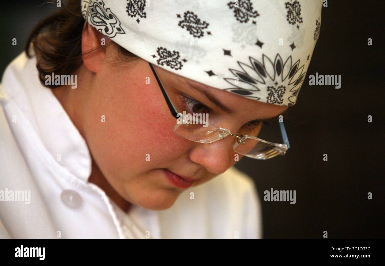 20 mars 2008 - Minneapolis, Minnesota, États-Unis - Baker SOLVEIG TOFTE, de The Turtle Bread Co., concentrée alors qu'elle faisait des fentes dans sa pâte à baguette pendant sa pratique de cuisson. Tofte et deux autres coéquipiers représenteront les États-Unis à Paris dans une compétition mondiale de boulangerie. (Crédit image : Kyndell Harkness/Minneapolis Star Tribune/TNS via ZUMA Wire) Banque D'Images