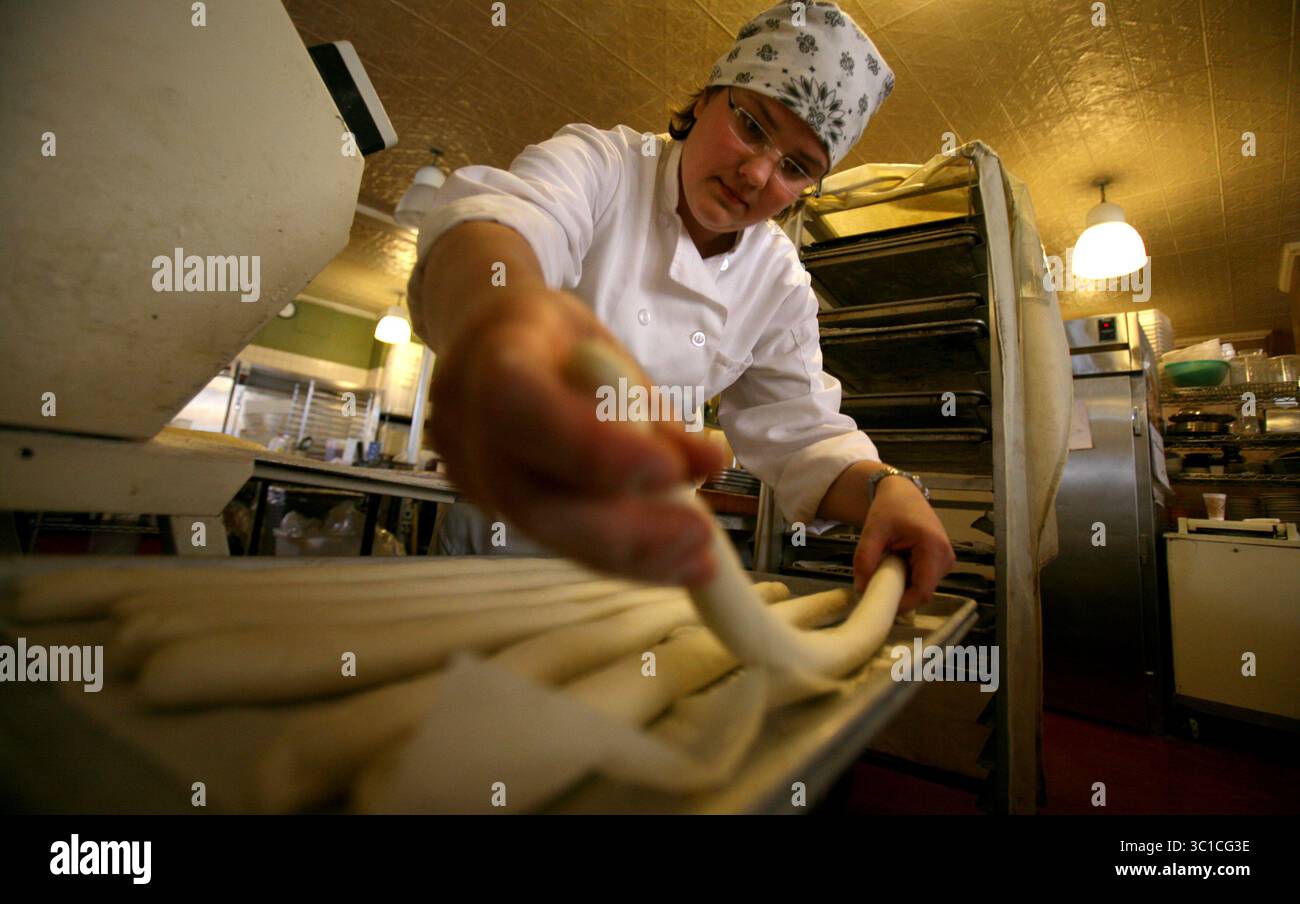 20 mars 2008 - Minneapolis, Minnesota, États-Unis - Baker SOLVEIG TOFTE, de The Turtle Bread Co., a placé de la pâte à pain sur une plaque à biscuits pendant sa pratique de cuisson. Tofte et deux autres coéquipiers représenteront les États-Unis à Paris dans une compétition mondiale de boulangerie. (Crédit image : Kyndell Harkness/Minneapolis Star Tribune/TNS via ZUMA Wire) Banque D'Images