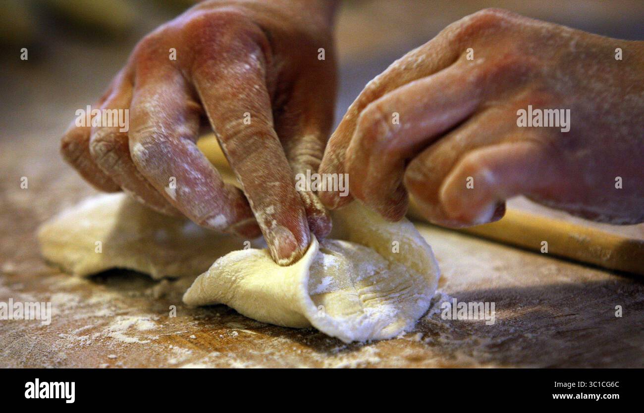 20 mars 2008 - Turtle Bread Co., Minnesota, USA - Baker SOLVEIG TOFTE, de The Turtle Bread Co, a pincé les extrémités ensemble alors qu'elle pratique ses petits pains se préparant à représenter les États-Unis à Paris dans un concours mondial de pâtisserie. (Crédit image : Kyndell Harkness/Minneapolis Star Tribune/TNS via ZUMA Wire) Banque D'Images