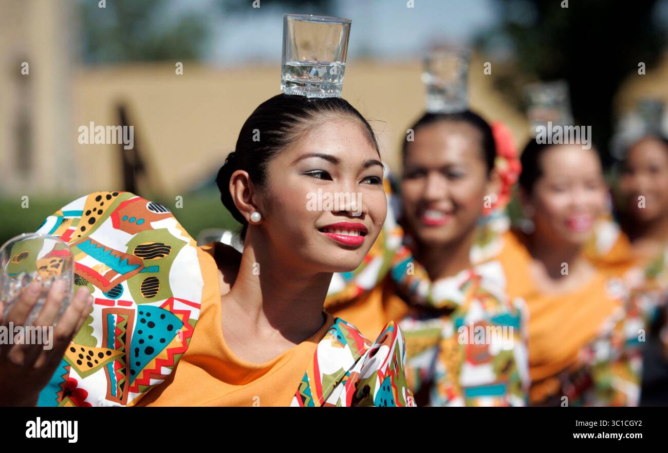 20 juin 2007 - Minneapolis, MN, États-Unis - Catherine Araneta et d'autres membres de la Edwin C. Duero Dance Company des Philippines ont exécuté une danse traditionnelle philippine avec des verres d'eau sur la tête et dans les mains lors de la célébration de la Journée mondiale des réfugiés qui s'est tenue au Brian Coyle Community Center mercredi après-midi. (Crédit image : Kyndell Harkness/Minneapolis Star Tribune/TNS via ZUMA Wire) Banque D'Images