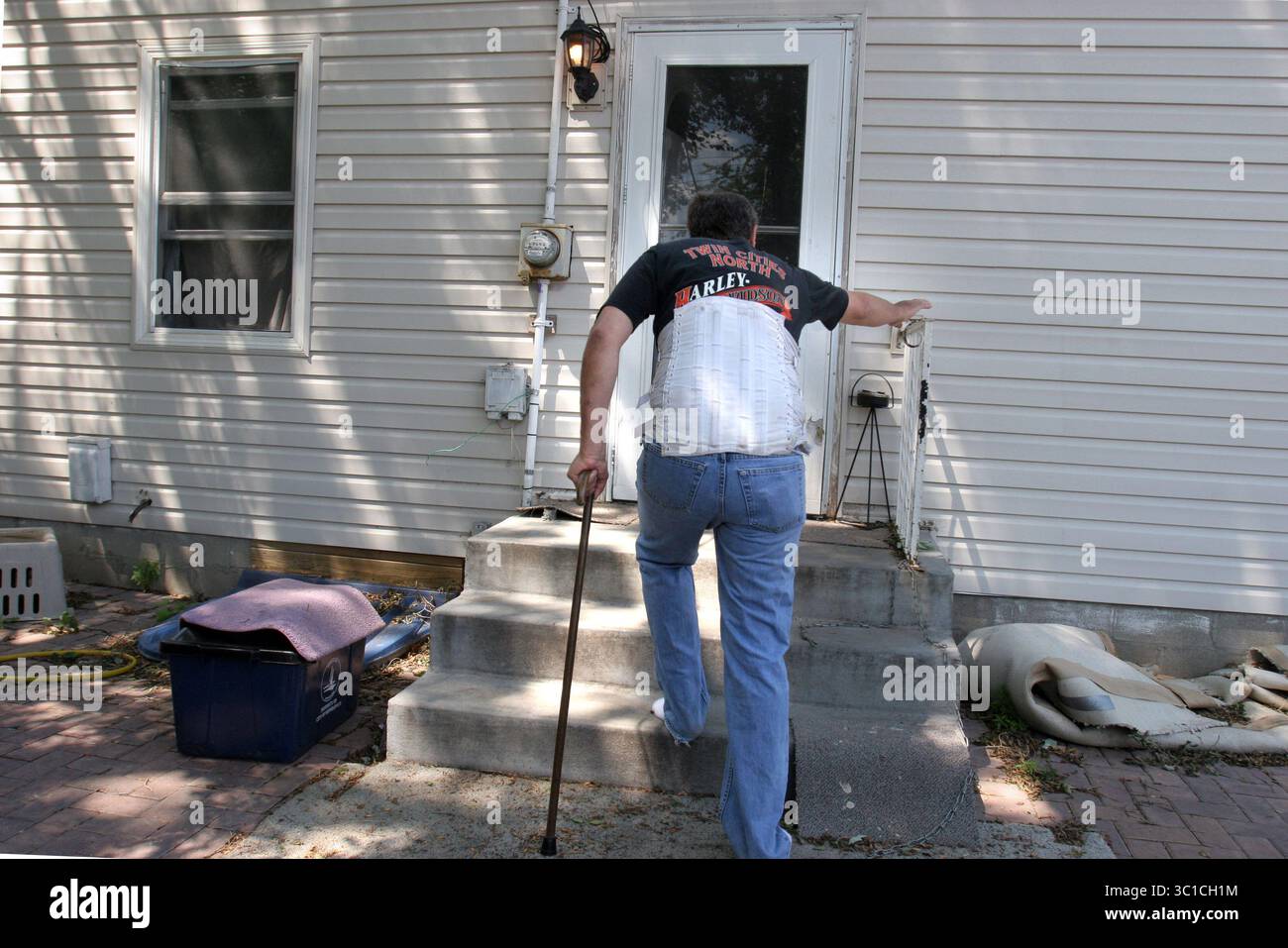 21 juin 2007 - Minneapolis, MN, USA - Don Gunnon a fait son chemin dans sa maison avec l'utilisation d'une canne pour marcher en raison de problèmes de dos causés par une balle logée près de sa colonne vertébrale par son nerf sciatique. Après que la voiture de Gunnon a été volée, elle a été envoyée à la fourrière de Minneapolis. Après que la voiture de Gunnon a été volée, elle a été envoyée à la fourrière de Minneapolis. Étant un vétérinaire handicapé, ayant une femme atteinte d'un cancer et vivant avec un revenu fixe Gunnon est incapable de payer l'argent pour obtenir sa voiture. (Crédit image : Kyndell Harkness/Minneapolis Star Tribune/TNS via ZUMA Wire) Banque D'Images