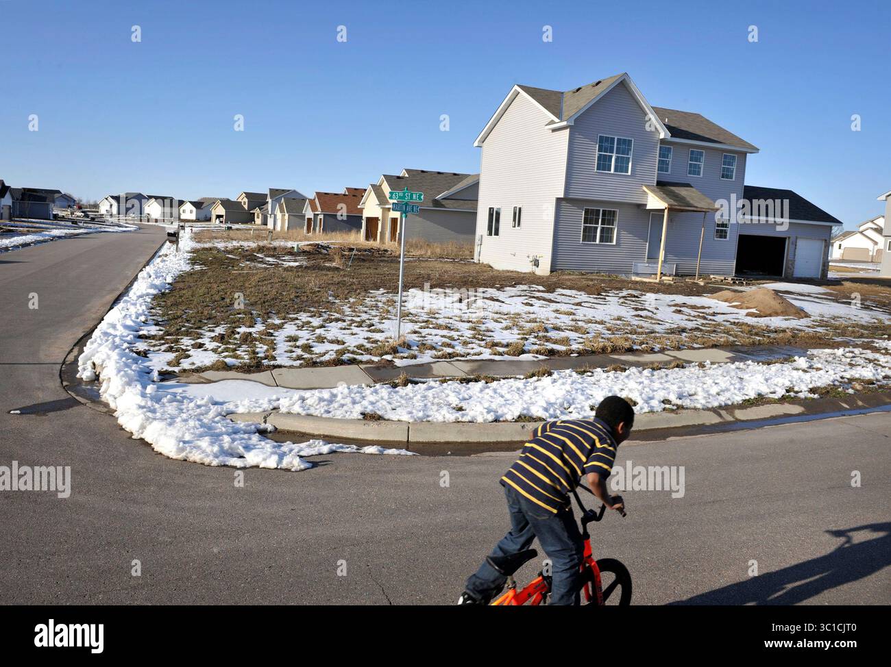 GLEN STUBBE - Otsego, Minnesota. Dimanche 13 avril 2008 -- Un enfant descend le long de la 63e avenue ne dans la réserve d'Otsego, une zone avec un grand nombre de maisons saisies et invendues. (Crédit image : Minneapolis Star Tribune/TNS via ZUMA Wire) Banque D'Images