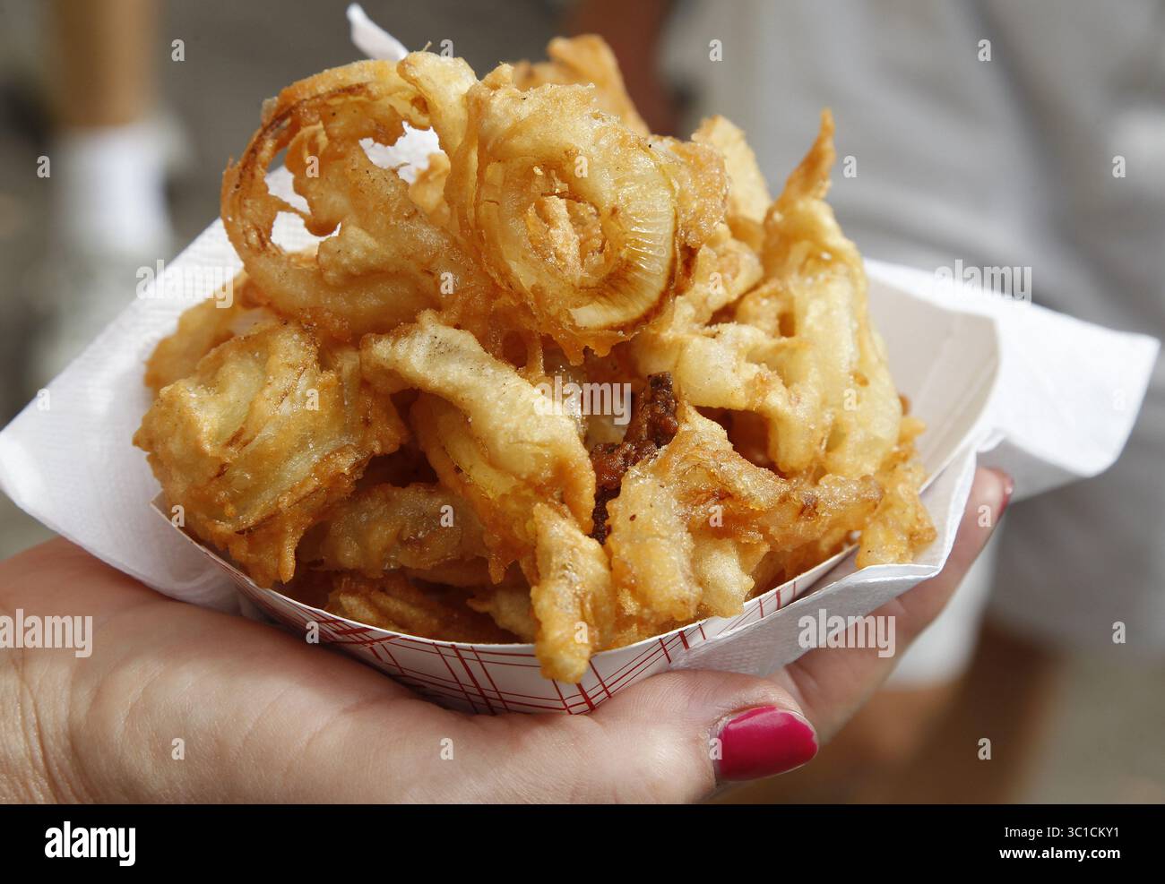 28 août 2011 - Falcon Heights, MN, États-Unis - États-Unis - Rick Nelson nous donne une gamme de plats et de boissons équitables qui valent la peine de faire la queue pour essayer à la foire de l'État du Minnesota 2011. Restez simple c'est la clé, juste de superbes rondelles d'oignon, un prix, 5 dollars au stand de foire de Danilson's and Daughters.   affectations #20019405C  28 août 2011  SLUG : fairfood0901  INFORMATIONS SUPPLÉMENTAIRES : (crédit image : Tom Wallace/Minneapolis Star Tribune/TNS via ZUMA Wire) Banque D'Images
