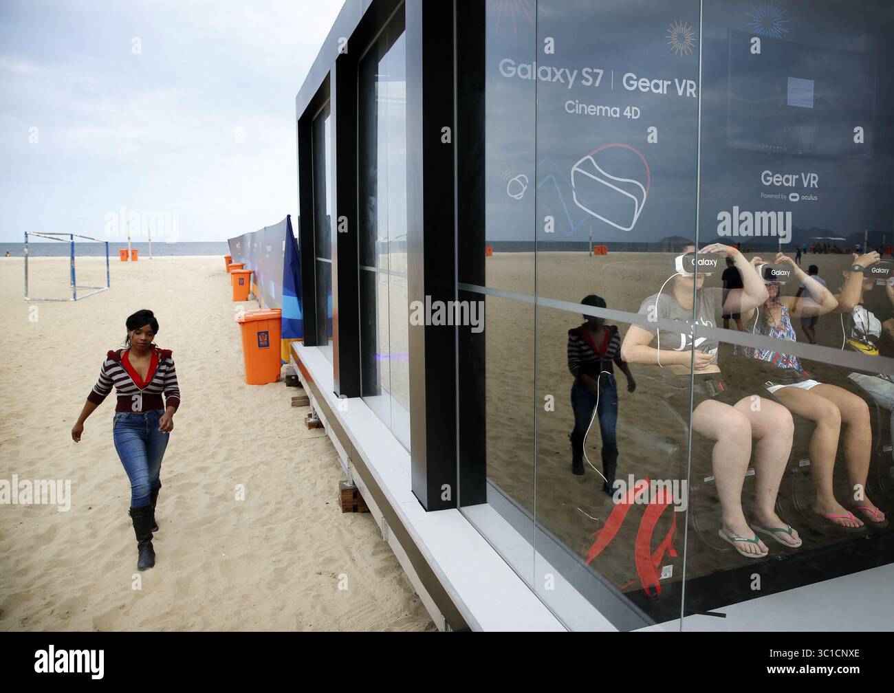 3 août 2016 - Rio de Janeiro, Brésil. - Pourquoi profiter de la réalité de Copacabana Beach quand vous pouvez l'expérimenter dans un monde virtuel ? Ici, les touristes olympiques profitent d’une démonstration d’un monde de réalité virtuelle sur le stand Samsung installé sur la plage de Copacabana. (Crédit image : Brian Peterson/Minneapolis Star Tribune/TNS via ZUMA Wire) Banque D'Images