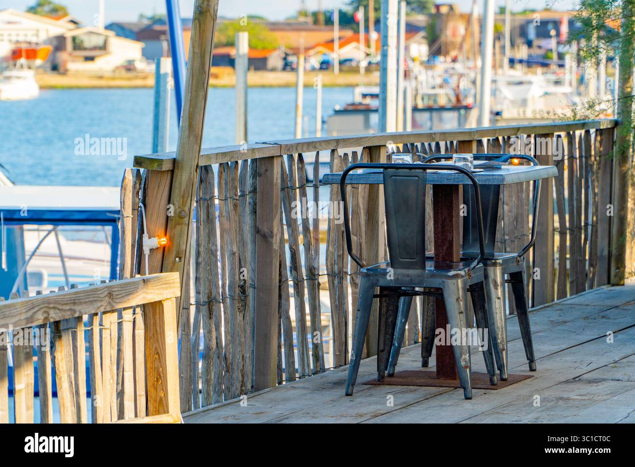Mettez la table à manger dans un restaurant en bord de mer près du port de pêche Banque D'Images