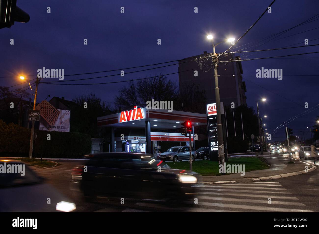 BELGRADE, SERBIE - 22 AVRIL 2025 : Avia station-service à Belgrade, la nuit, verrière éclairée et pompes à carburant, Avia est une union suisse d'indépendants Banque D'Images