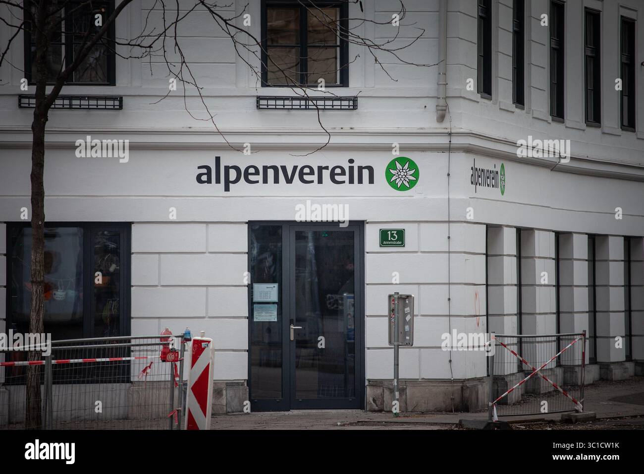 GRAZ, AUTRICHE - 17 DÉCEMBRE 2024 : logo Osterreichischer alpenverein avec emblème edelweiss sur la façade du bureau du Club alpin autrichien de Graz. C'est le cas Banque D'Images