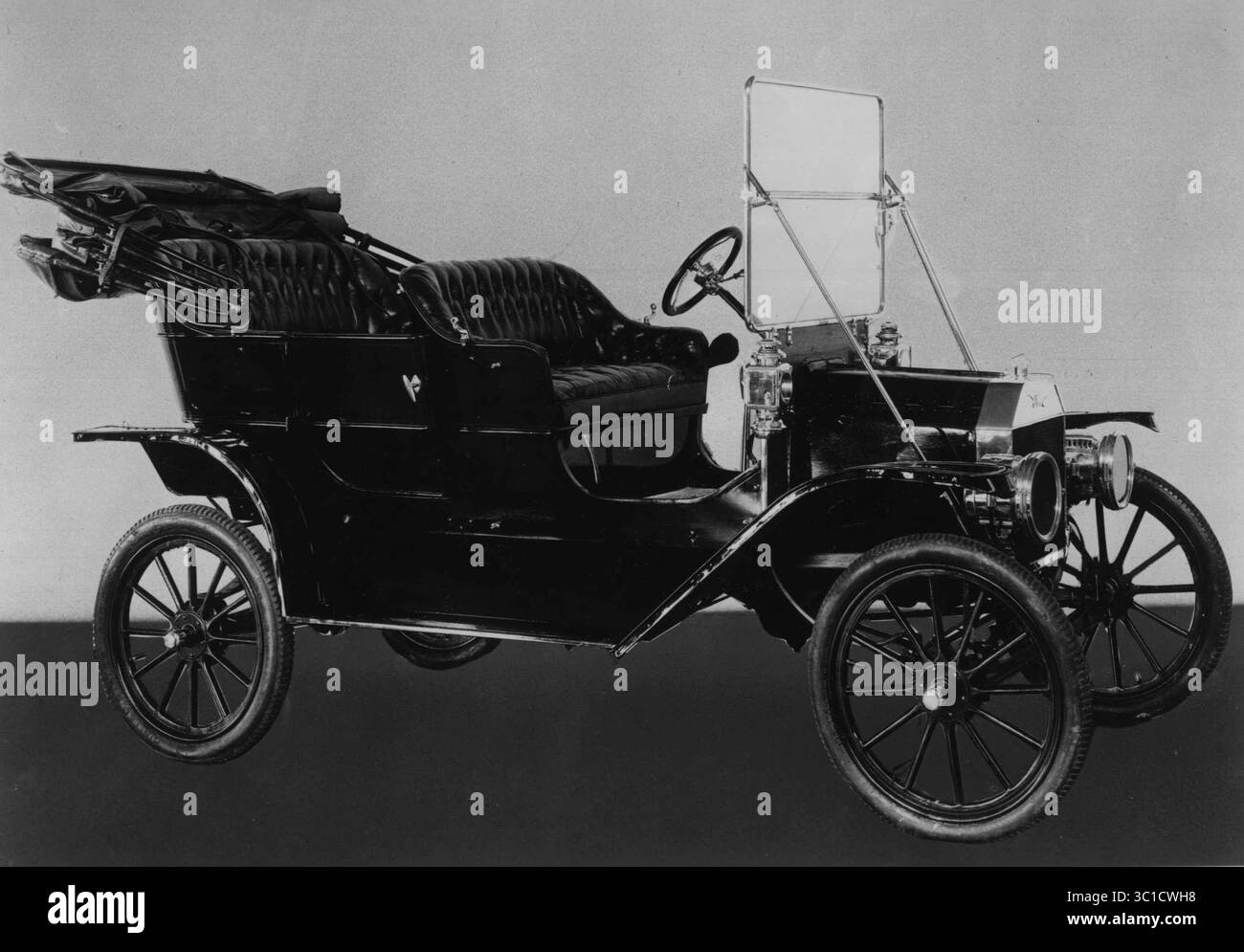 Henry Ford présente le modèle T (1908