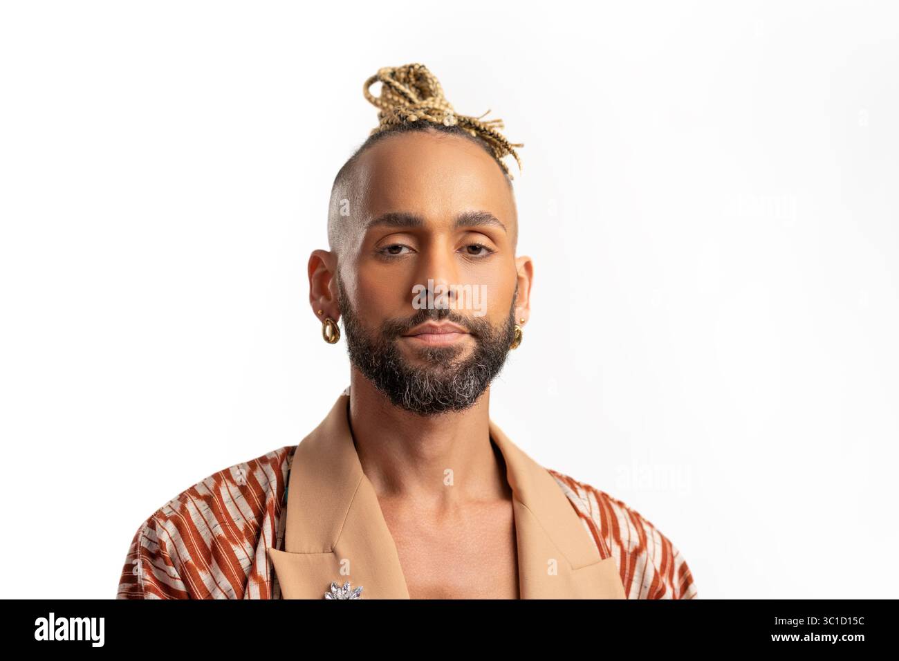 Homme gay noir confiant debout isolé sur fond blanc, vêtu d'une veste audacieuse et colorée. Dégage un sentiment de fierté et d'individualité. Pouvoir de diversité du style personnel Banque D'Images