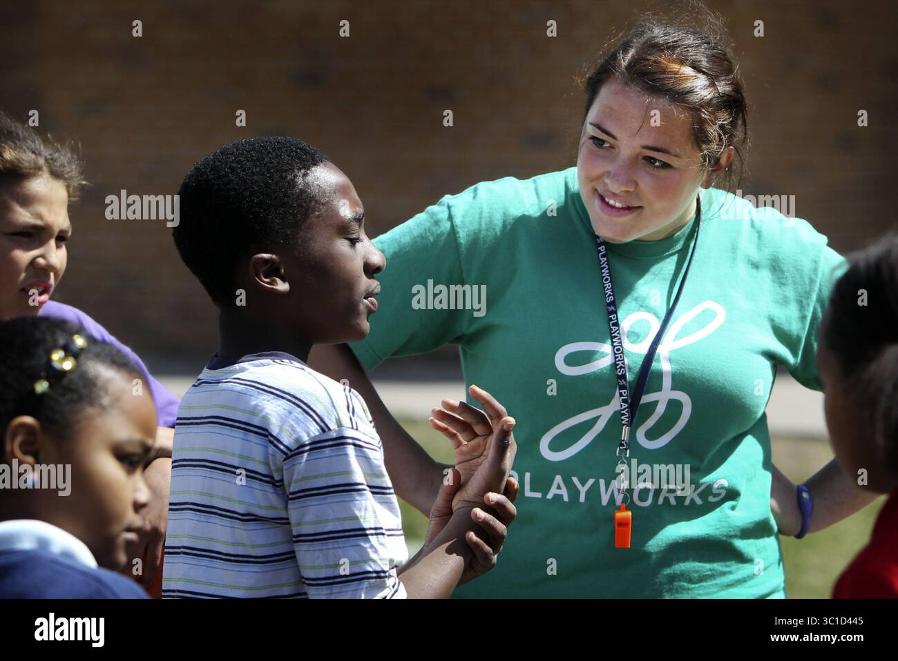 May 4, 2011 - réunissant Paul, MN, U.S. - -May 3, 2011- réunissant Paul, MN- : Prosperity / Hayden Heights Elementary a externalisé sa période de congé cette année après que les étudiants n'aient pas cessé de se battre. Maintenant, pour 60 000 $ par an, les « entraîneurs » de Playworks surveillent les élèves, s'assurant que les élèves jouent bien... sur cette photo : Samantha Weiss, entraîneur de Playworks, parle à Daniel Ajayi, un élève de quatrième année, qui s'est blessé au poignet pendant la récréation. Parmi ses rôles à l'école en tant que coach de récréation, il y a ''prendre soin d'eux'' et aider les élèves à ''s'amuser autant que possible'', a-t-elle dit. (Image de crédit : David Joles/Minneapolis Star Tribun Banque D'Images