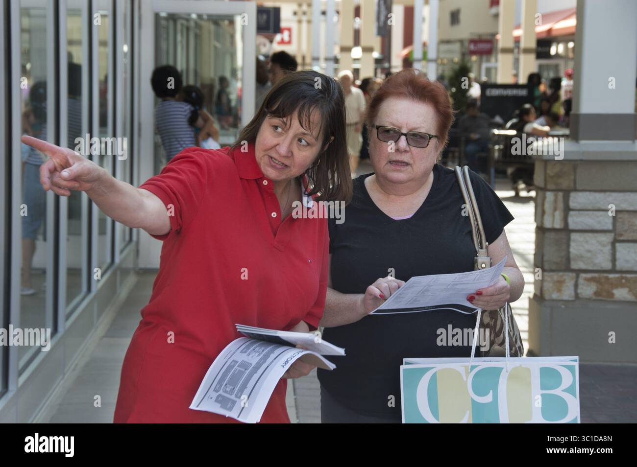 14 août 2014 - MN, États-Unis - Cathy Moore, une hôtesse d'accueil au centre commercial, a aidé Mary Devine, de Eagan, avec des indications et un plan des magasins d'usine Twin Cities Permium Outlets. Le premier centre commercial Twin Cities à être placé dans une première banlieue périphérique au lieu d'un exurb ouvre aujourd'hui (jeudi) à Eagan. 123301 Outlets 20035776C (crédit image : David Brewster/Minneapolis Star Tribune/TNS via ZUMA Wire) Banque D'Images 14 août 2014 - MN, États-Unis - Cathy Moore, une hôtesse d'accueil au centre commercial, a aidé Mary Devine, de Eagan, avec des indications et un plan des magasins d'usine Twin Cities Permium Outlets. Le premier centre commercial Twin Cities à être placé dans une première banlieue périphérique au lieu d'un exurb ouvre aujourd'hui (jeudi) à Eagan. 123301 Outlets 20035776C (crédit image : David Brewster/Minneapolis Star Tribune/TNS via ZUMA Wire) Banque D'Images