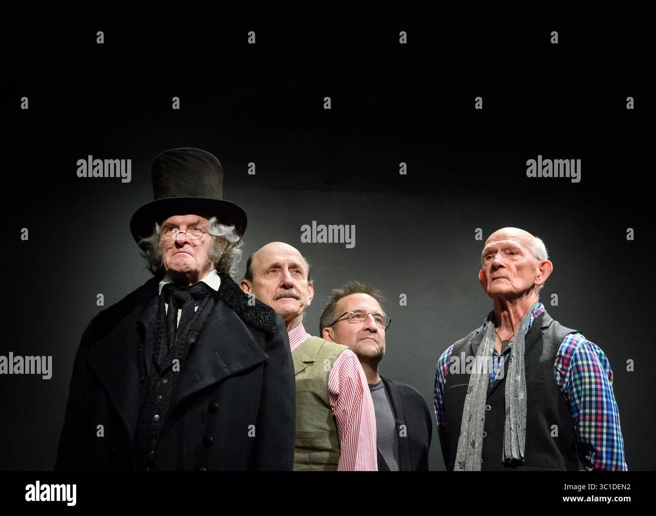 3 novembre 2017 - Minneapolis, Minnesota, États-Unis - Mt Scroogemore - Scrooge acteurs Nathaniel Fuller, Raye Birk, JC Cutler et Richard Ooms. Vendredi 3 novembre 2017 Nathaniel Fuller (1992, 1993, 1994, 1995, 2017)..Raye Birk (2005, 2006, 2007, 2008)..JC Cutler (2011, 2012, 2013, 2014, 2015, 2016). Richard Ooms (1983, 1984, 1985, 1991, 1992, 1993, 1994, 1995)..Nathaniel Fuller et Richard Ooms ont partagé le rôle d'Ebenezer Scrooge pendant ces années....jouer un vieil homme avide qui bat des enfants avec des cannes peut prendre beaucoup d'un acteur, d'autant plus que Ebenezer Scrooge n'est jamais hors scène dans le Guthr Banque D'Images