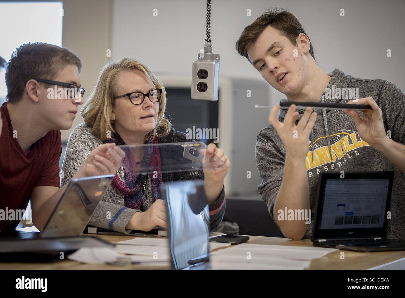 22 novembre 2017 - Burnsville, MN, États-Unis - États-Unis - Rachel Gorton, coordonnatrice de la technologie pédagogique de l'école secondaire de Burnsville, a écouté les élèves Josh Holtzleiter, à gauche, et Zach Matthews décrire certaines de leurs idées sur la façon de créer une housse de protection pour iPad lors d'un cours d'ingénierie, mercredi 22 novembre 2017 à Burnsville, MN. (Crédit image : Elizabeth Flores/Minneapolis Star Tribune/TNS via ZUMA Wire) Banque D'Images