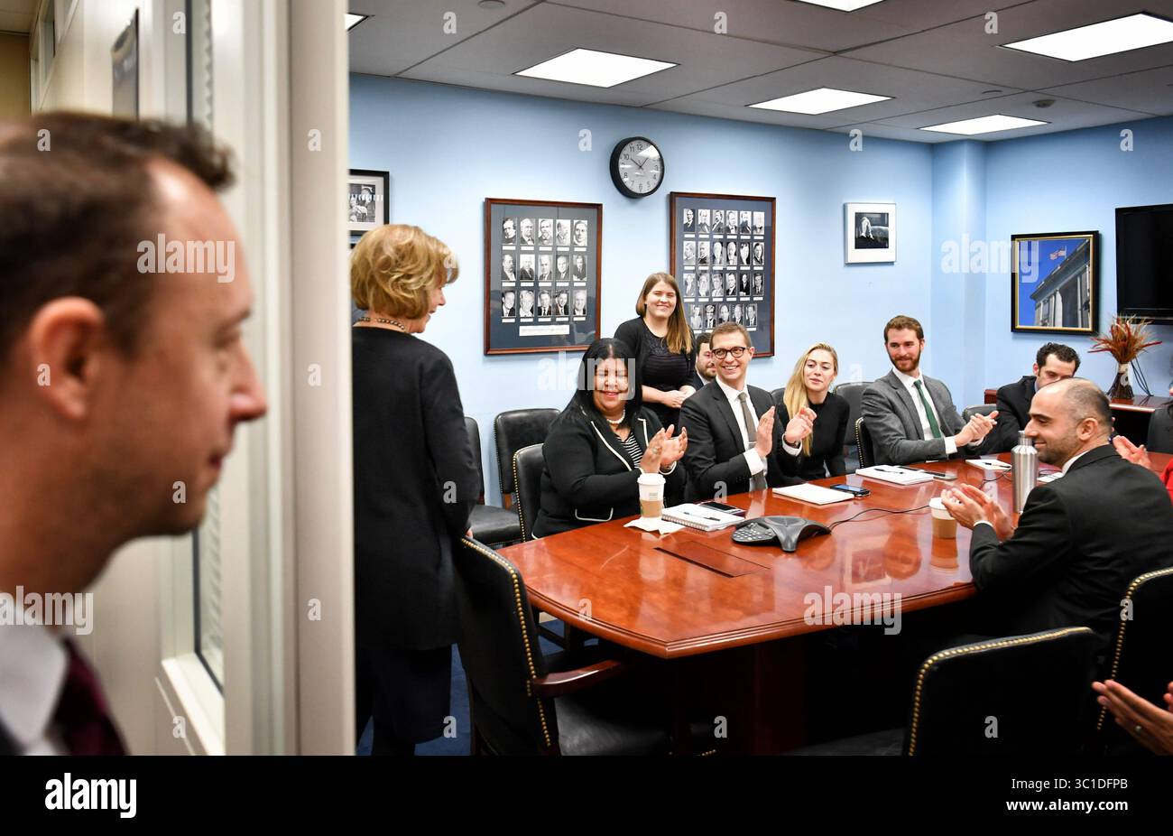Le 3 janvier 2018 - Washington, DC - District of Columbia, USA - États-Unis - la sénatrice Tina Smith est entrée dans une réunion complète du personnel dans son bureau du Capitole sous une vague d'applaudissements. Mercredi 3 janvier 2018 Tina Smith prête serment en tant que sénateur junior américain du Minnesota, remplaçant Al Franken le lendemain de sa démission. (Crédit image : Glen Stubbe/Minneapolis Star Tribune/TNS via ZUMA Wire) Banque D'Images
